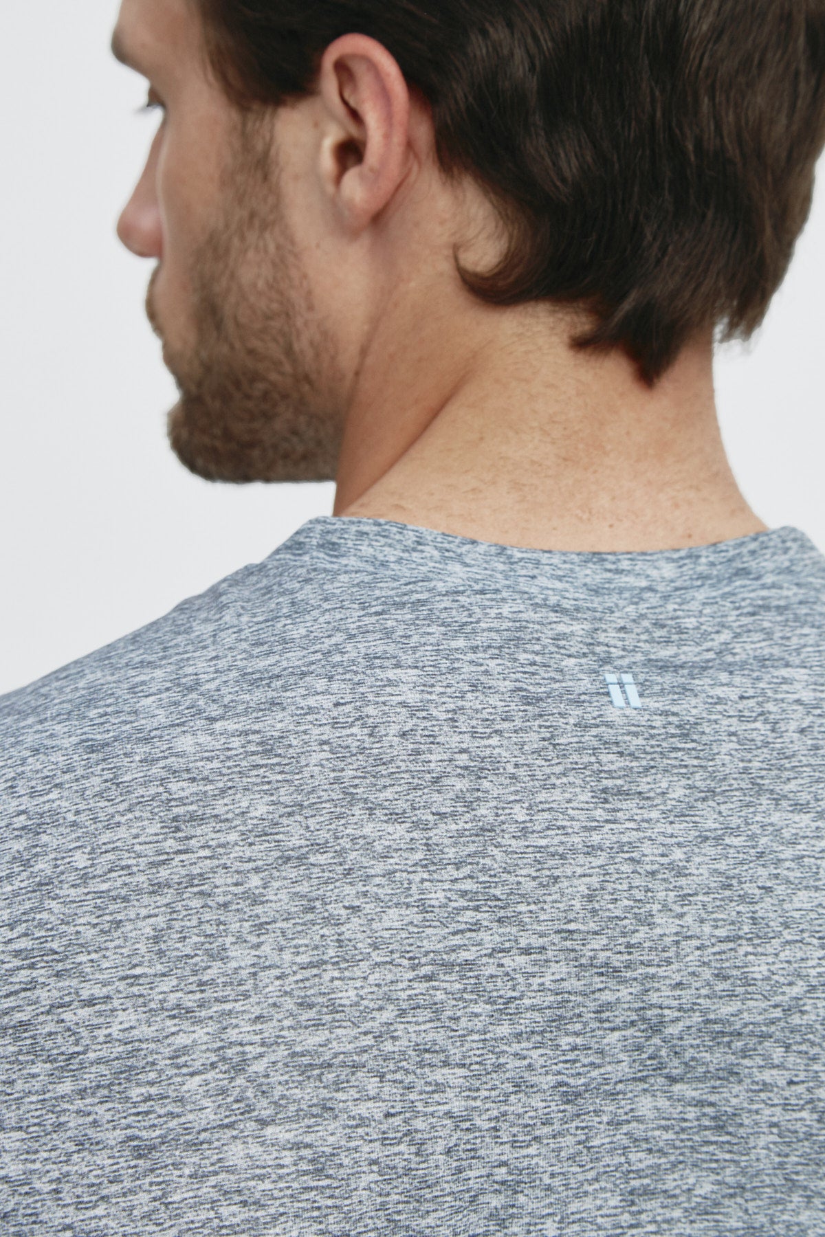 Camiseta de hombre en gris melange. de Sepiia, fresca y estilosa. Foto detalle.