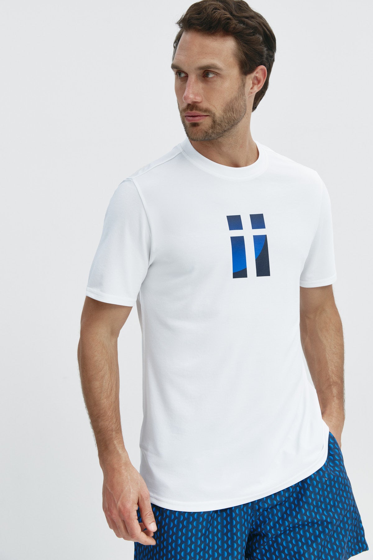 Camiseta básica de hombre blanca con logo estampado de aleta de manga corta, antiarrugas y antimanchas. Foto frente