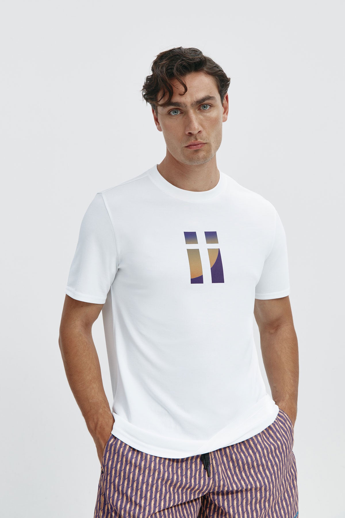 Camiseta básica de hombre blanca con logo estampado de espiral de manga corta, antiarrugas y antimanchas. Foto frente