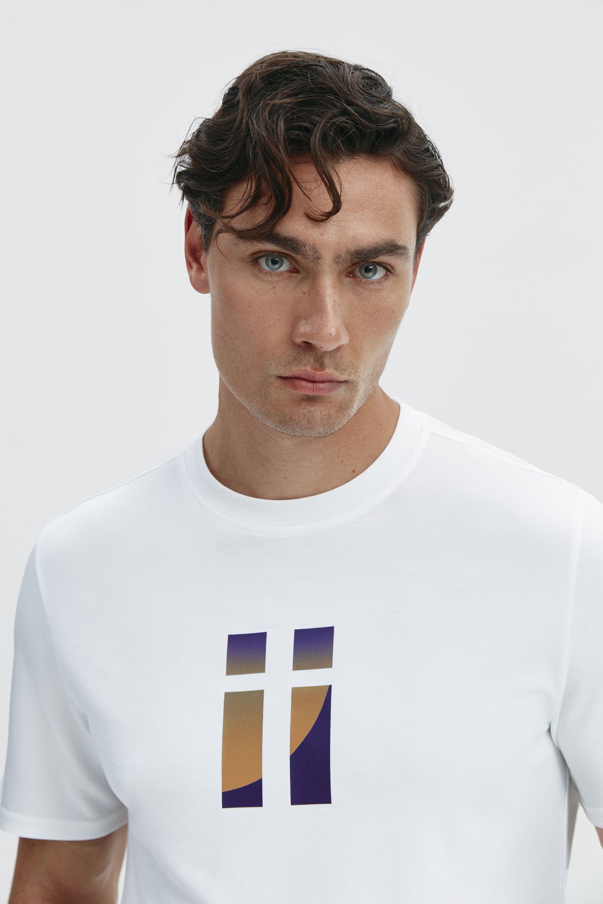 Camiseta básica de hombre blanca con logo estampado de espiral de manga corta, antiarrugas y antimanchas. Foto retrato