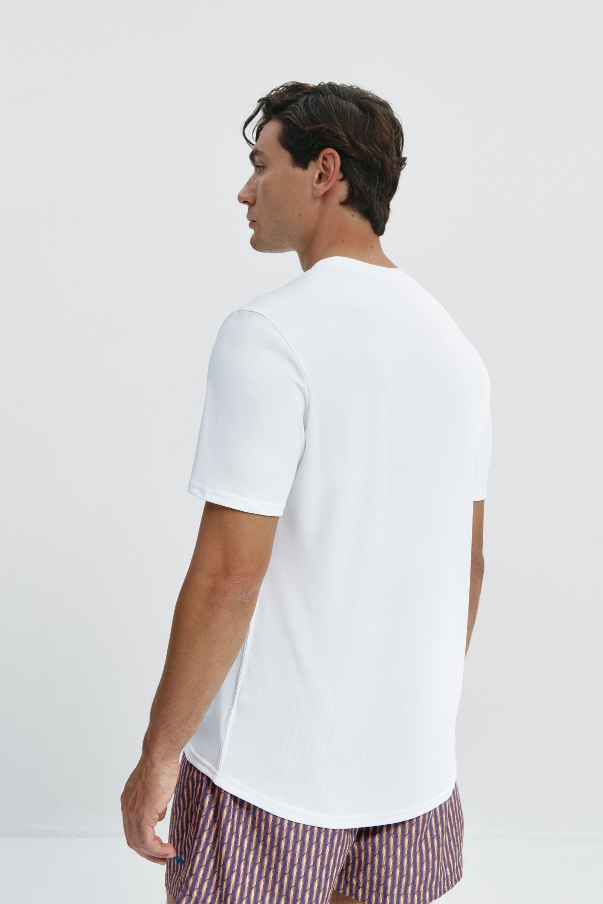 Camiseta básica de hombre blanca con logo estampado de espiral de manga corta, antiarrugas y antimanchas. Foto espalda