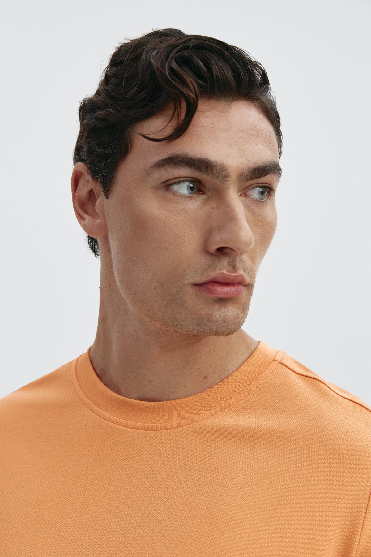 Camiseta de hombre en naranja calatea de Sepiia, fresca y estilosa. Foto retrato
