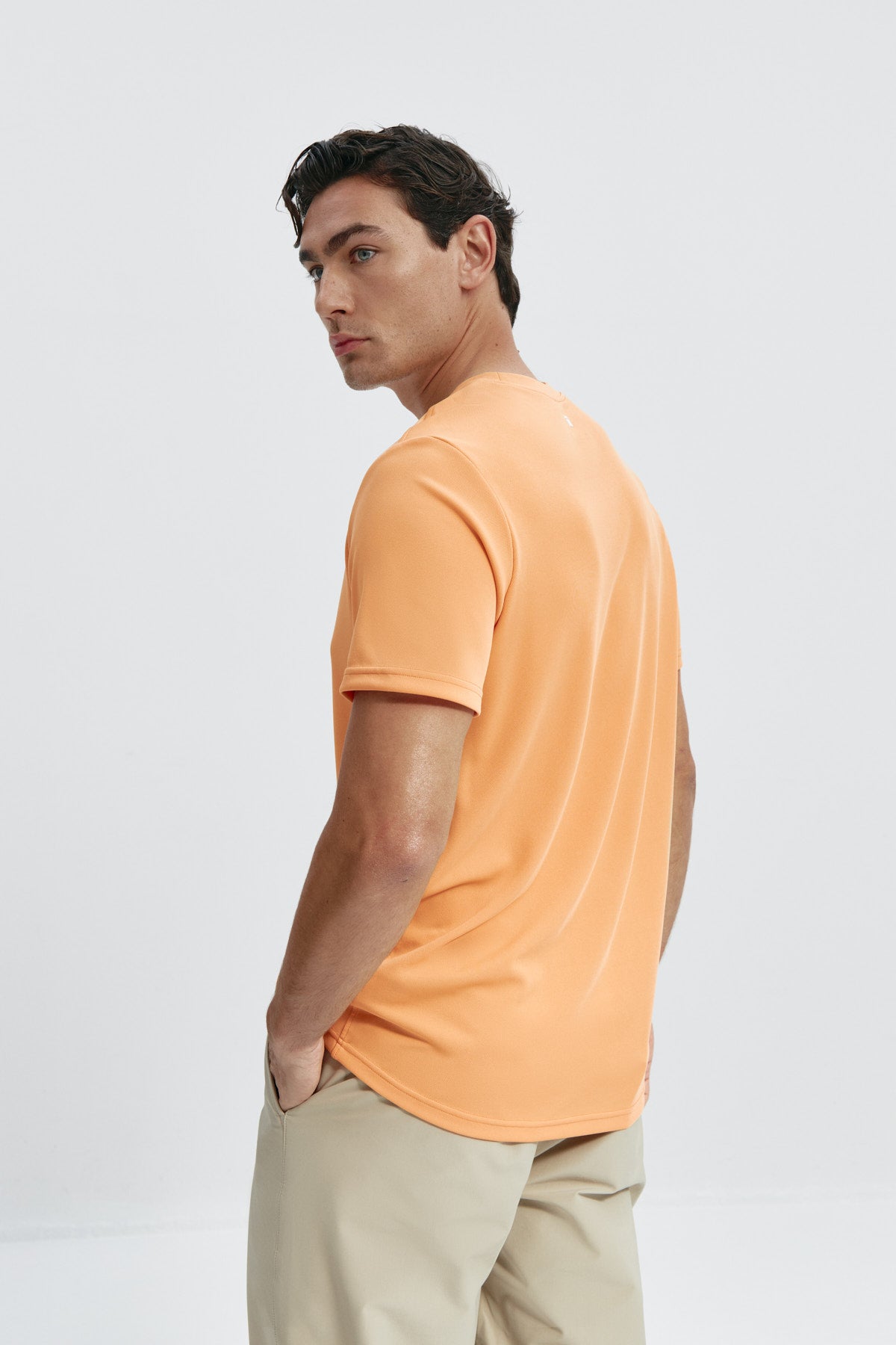 Camiseta de hombre en naranja calatea de Sepiia, fresca y estilosa. Foto espalda