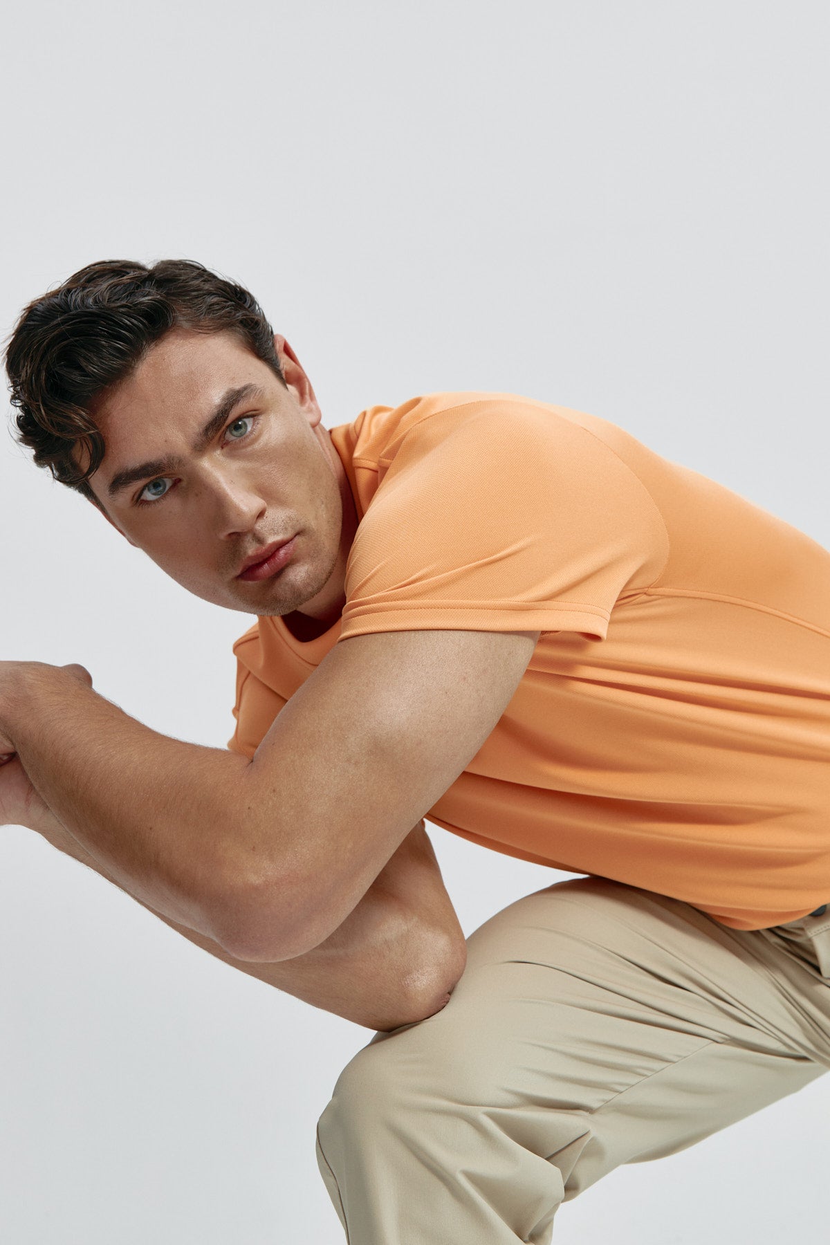 Camiseta de hombre en naranja calatea de Sepiia, fresca y estilosa. Foto flexibilidad