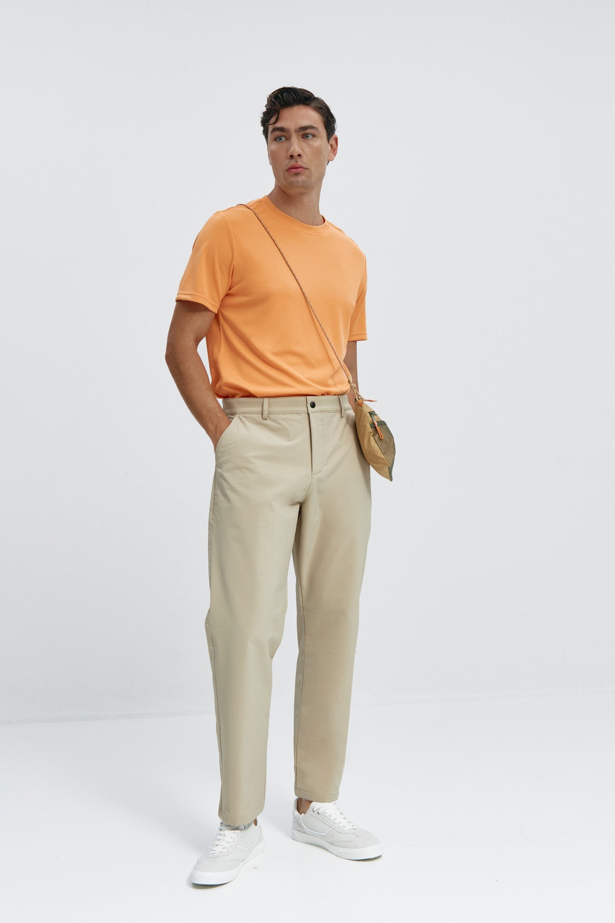 Camiseta de hombre en naranja calatea de Sepiia, fresca y estilosa. Foto cuerpo entero