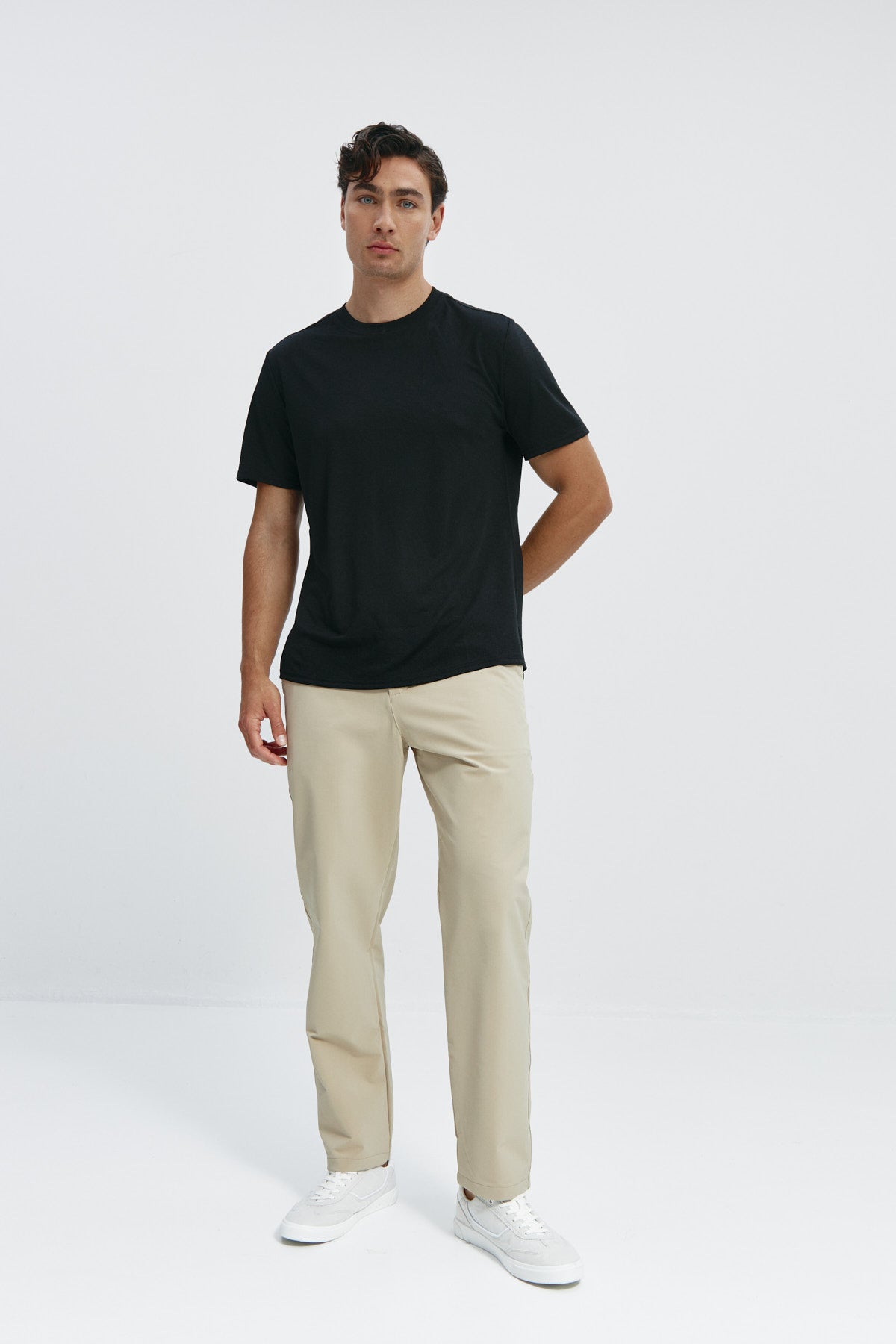 Camiseta de hombre en negro de Sepiia, suave y cómoda, perfecta para cualquier ocasión. Foto cuerpo entero