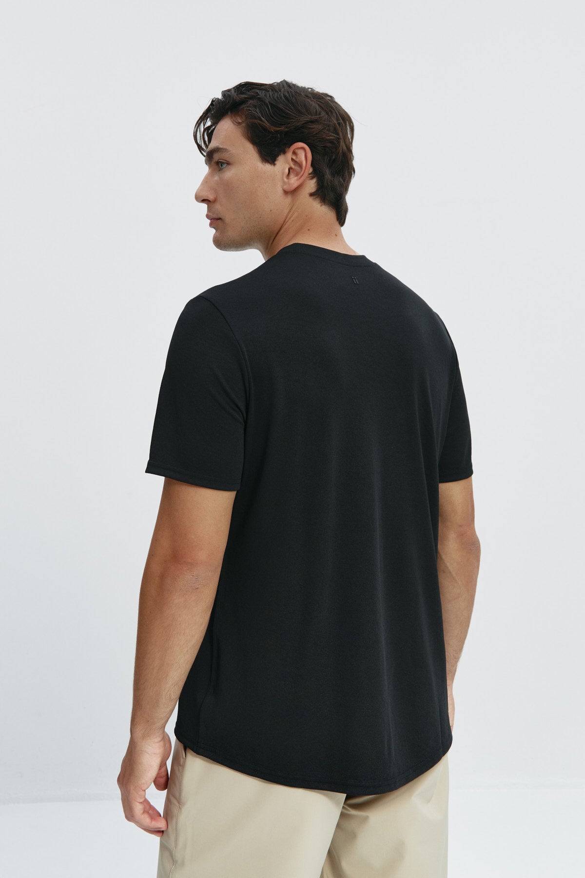 Camiseta de hombre en negro de Sepiia, suave y cómoda, perfecta para cualquier ocasión. Foto espalda