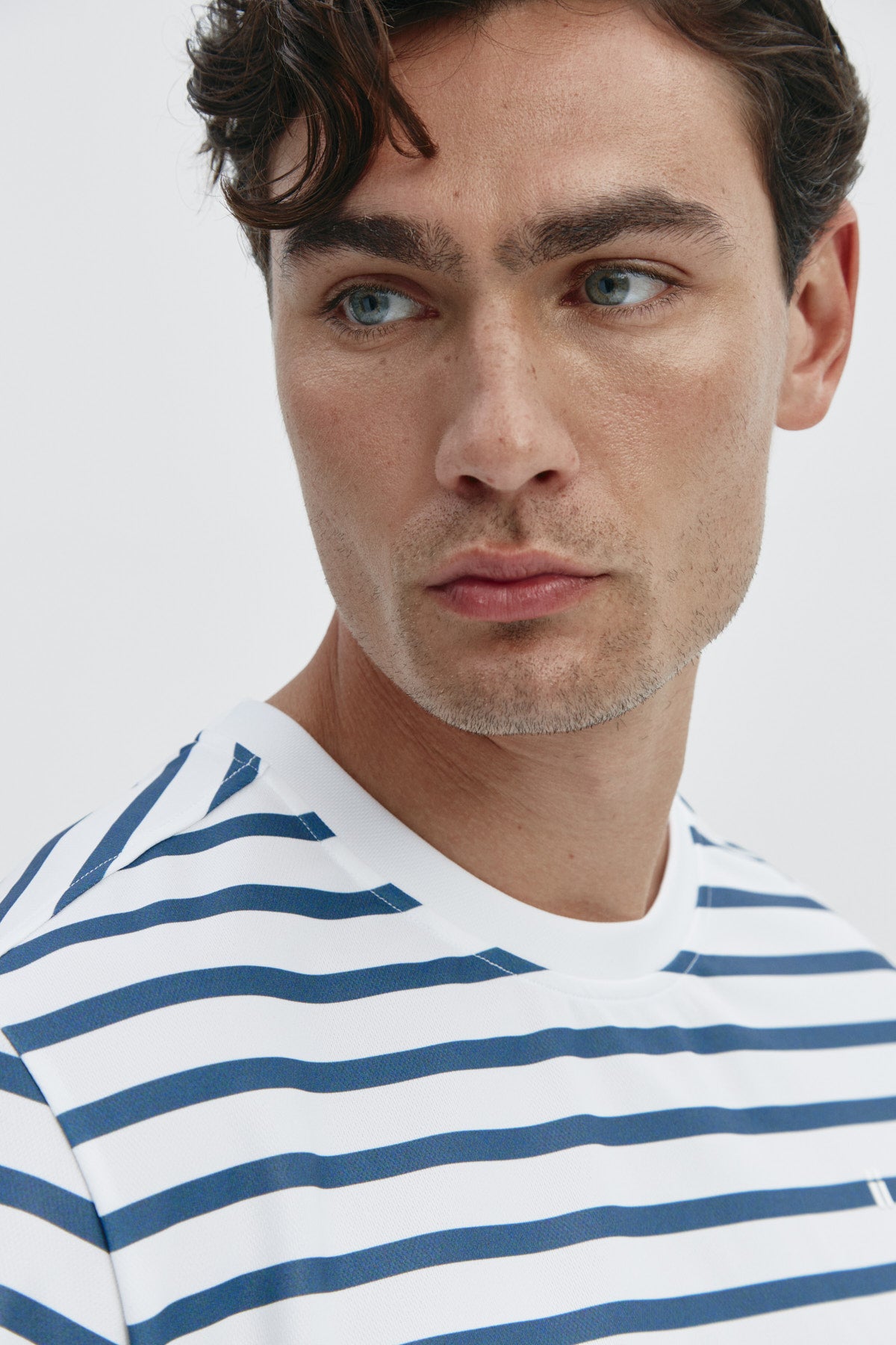 Camiseta de hombre con rayas marino de Sepiia, estilo y versatilidad en una prenda resistente. Foto retrato