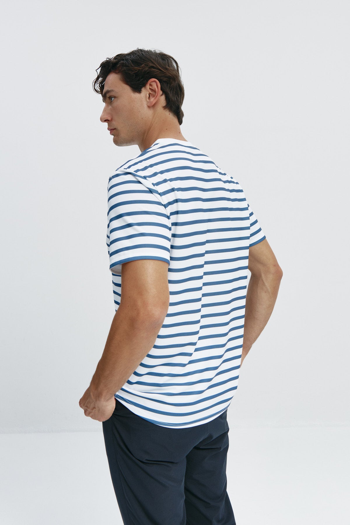 Camiseta de hombre con rayas marino de Sepiia, estilo y versatilidad en una prenda resistente. Foto espalda