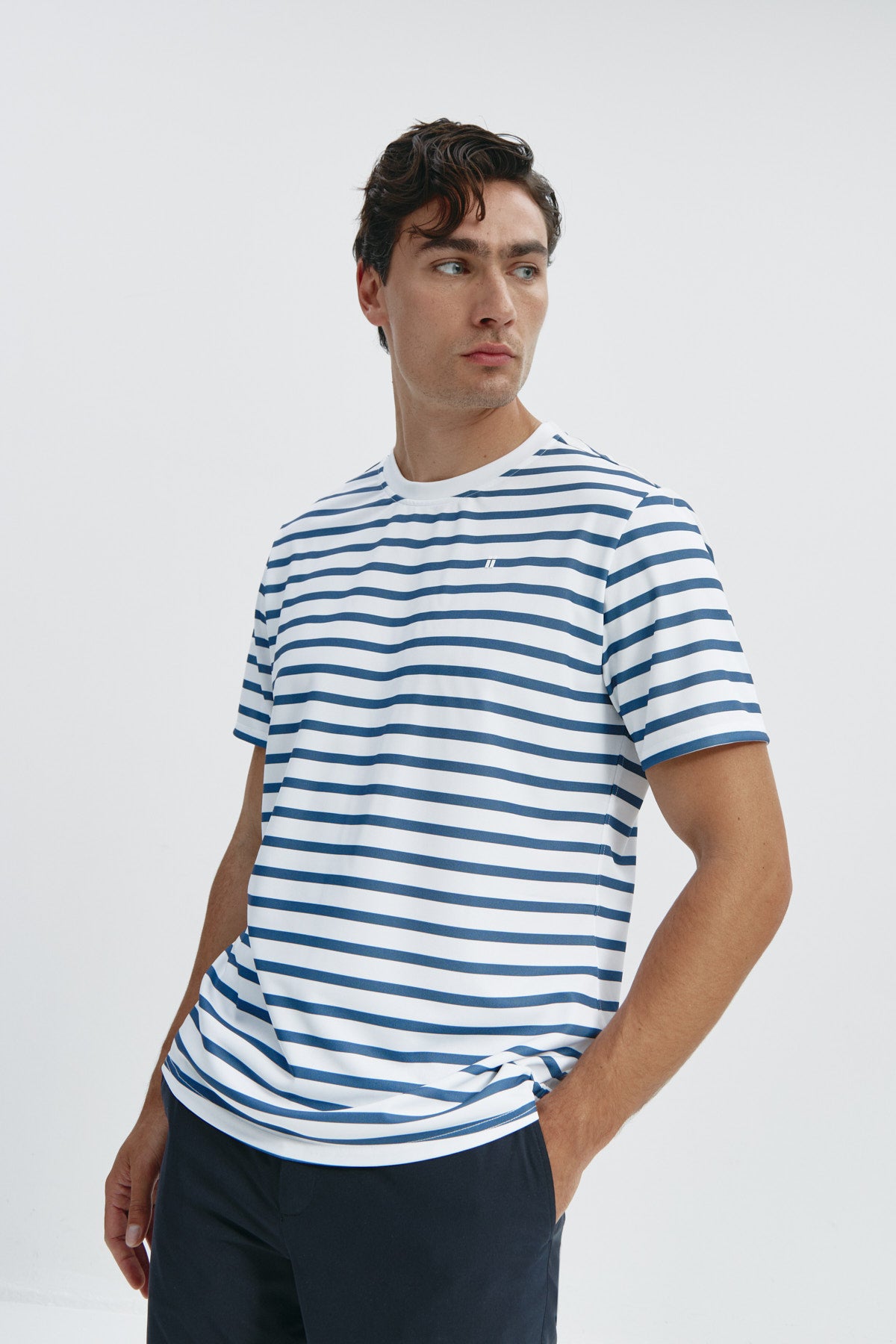 Camiseta de hombre con rayas marino de Sepiia, estilo y versatilidad en una prenda resistente. Foto frente