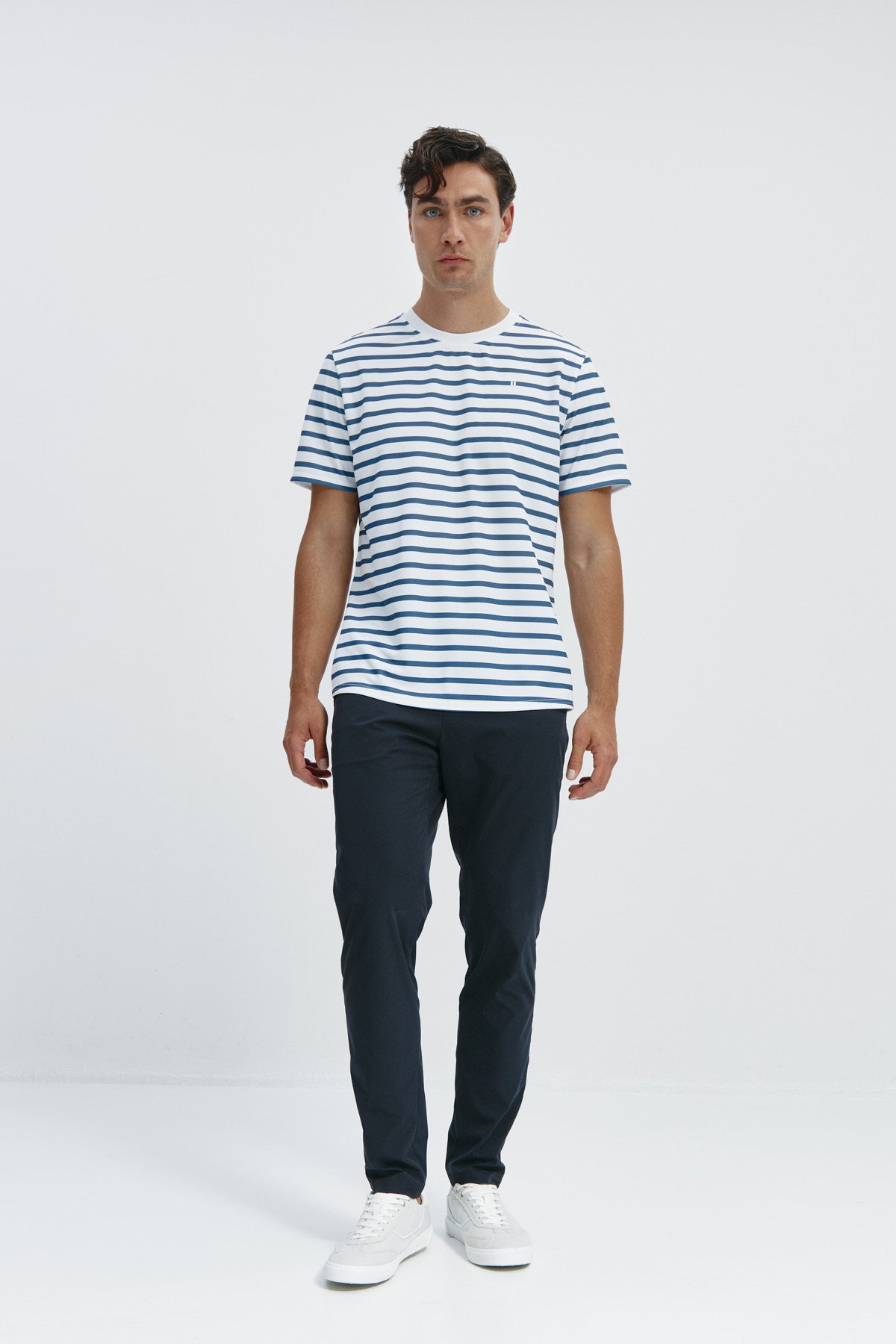 Camiseta de hombre con rayas marino de Sepiia, estilo y versatilidad en una prenda resistente. Foto cuerpo completo