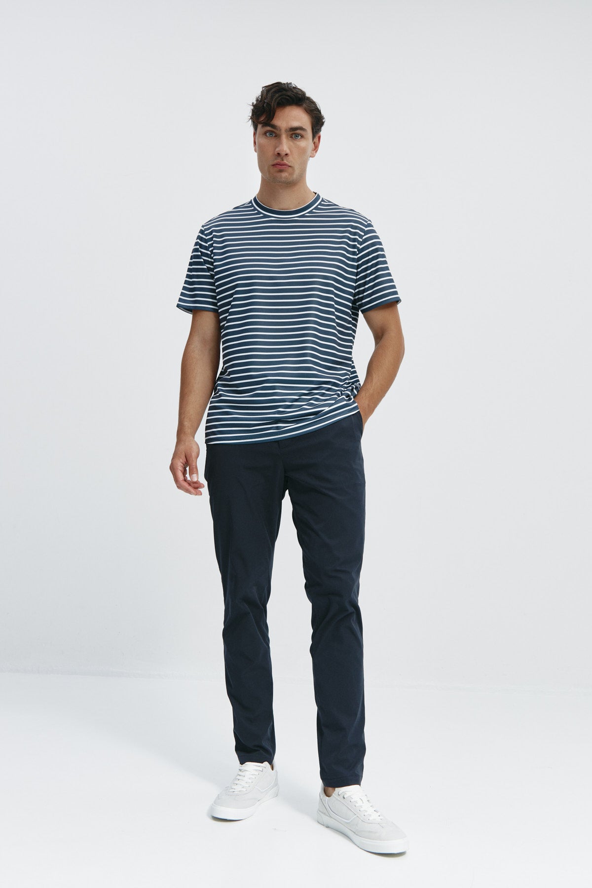 Camiseta de hombre con rayas negras de Sepiia, estilo y versatilidad en una prenda resistente. Foto cuerpo entero