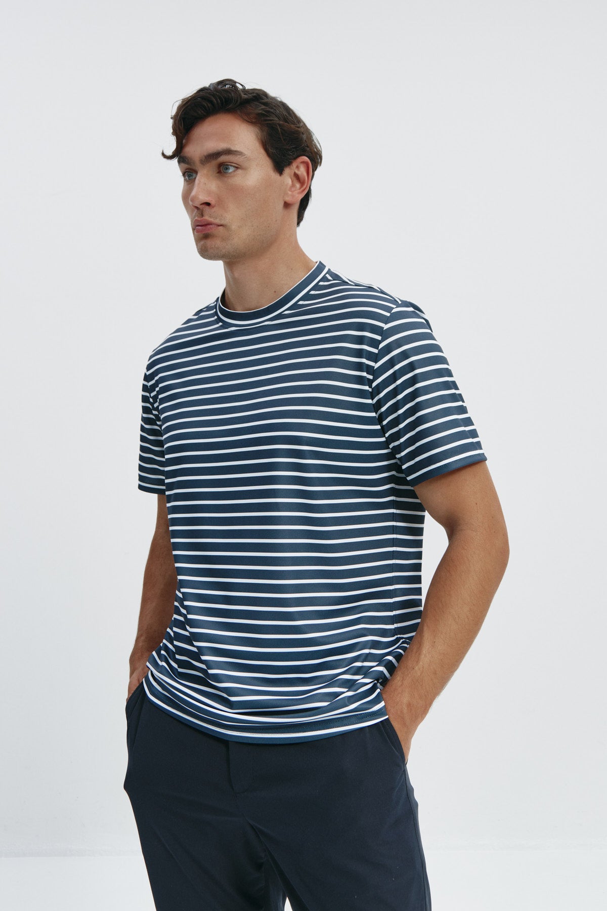 Camiseta de hombre con rayas negras de Sepiia, estilo y versatilidad en una prenda resistente. Foto frente