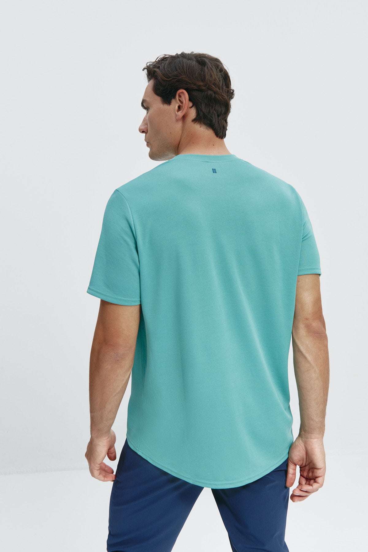 Camiseta de hombre verde clorofila de Sepiia, estilo y versatilidad en una prenda resistente. Foto espalda