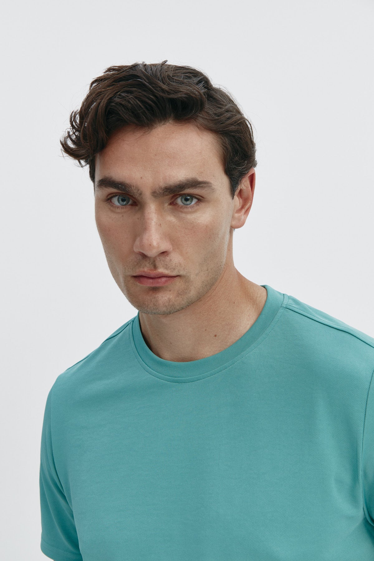 Camiseta de hombre verde clorofila de Sepiia, estilo y versatilidad en una prenda resistente. Foto retrato