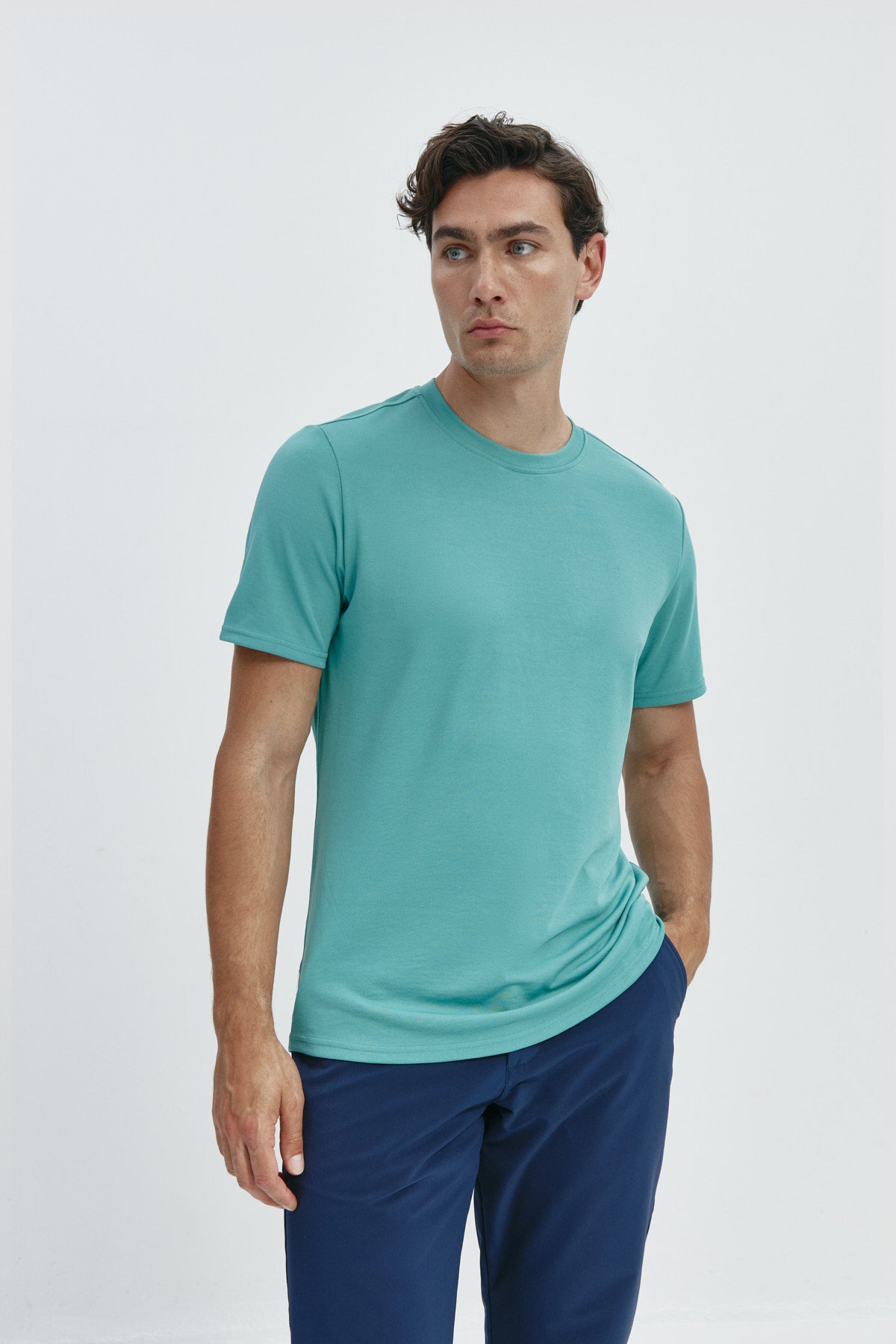 Camiseta de hombre verde clorofila de Sepiia, estilo y versatilidad en una prenda resistente. Foto fente