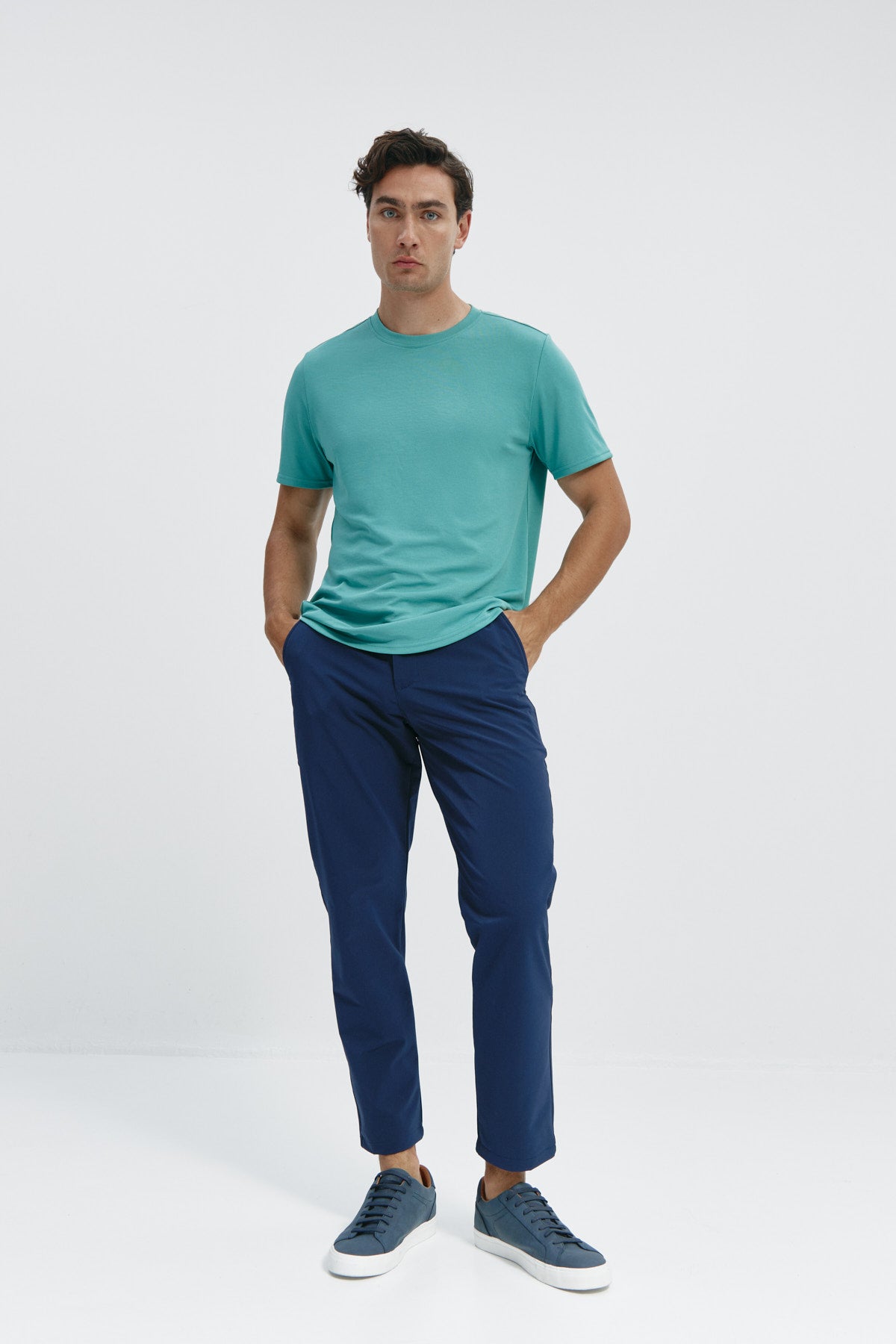 Camiseta de hombre verde clorofila de Sepiia, estilo y versatilidad en una prenda resistente. Foto cuerpo completo