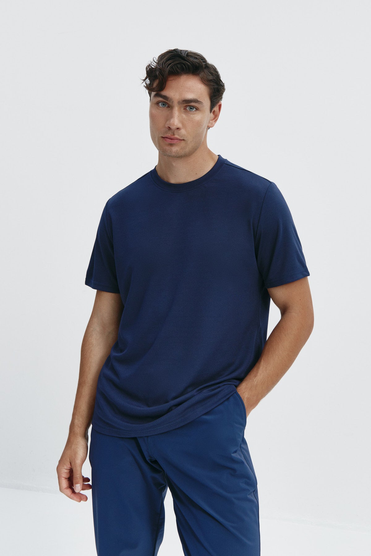 Camiseta de hombre azul zafiro: Camiseta de hombre azul zafiro de manga corta, antiarrugas y antimanchas. Foto frente,