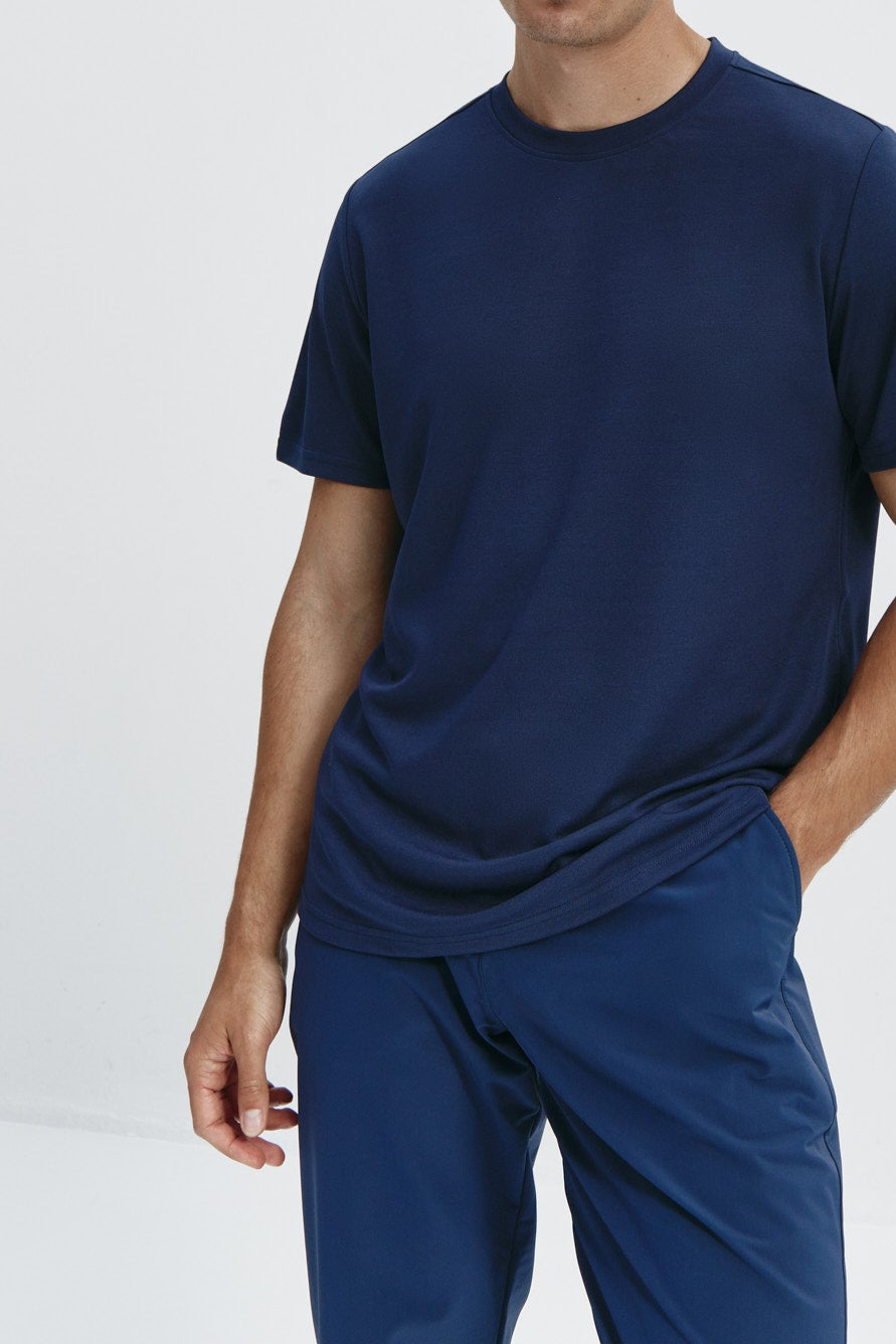 Camiseta de hombre azul zafiro: Camiseta de hombre azul zafiro de manga corta, antiarrugas y antimanchas. Foto frente