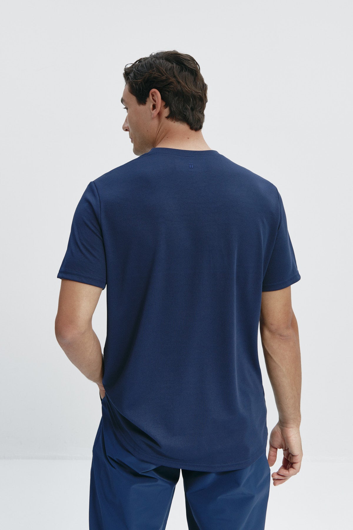 Camiseta de hombre azul zafiro: Camiseta de hombre azul zafiro de manga corta, antiarrugas y antimanchas. Foto espalda.