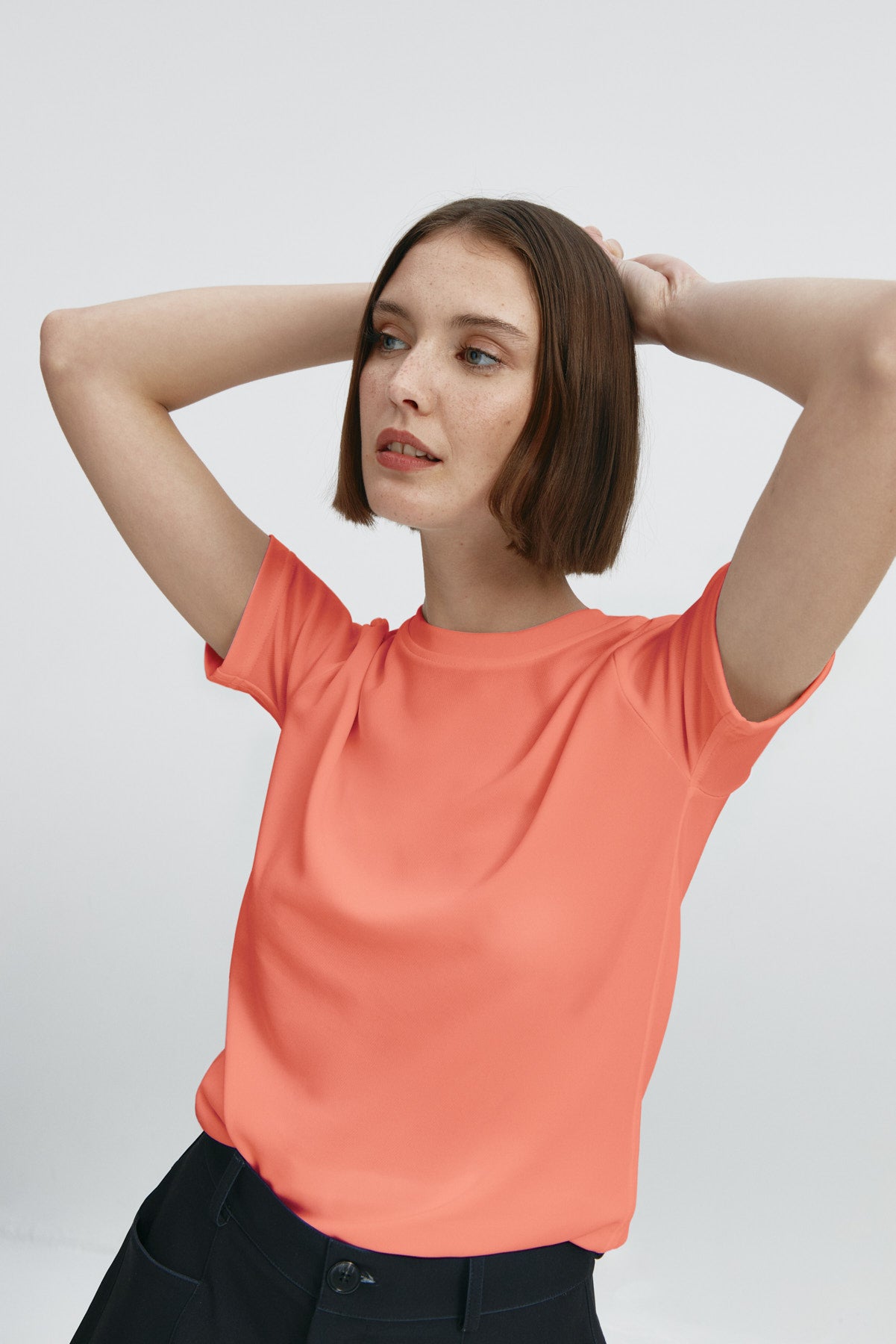 Camiseta básica de mujer coral de manga corta, antiarrugas y antimanchas. Foto flexibilidad