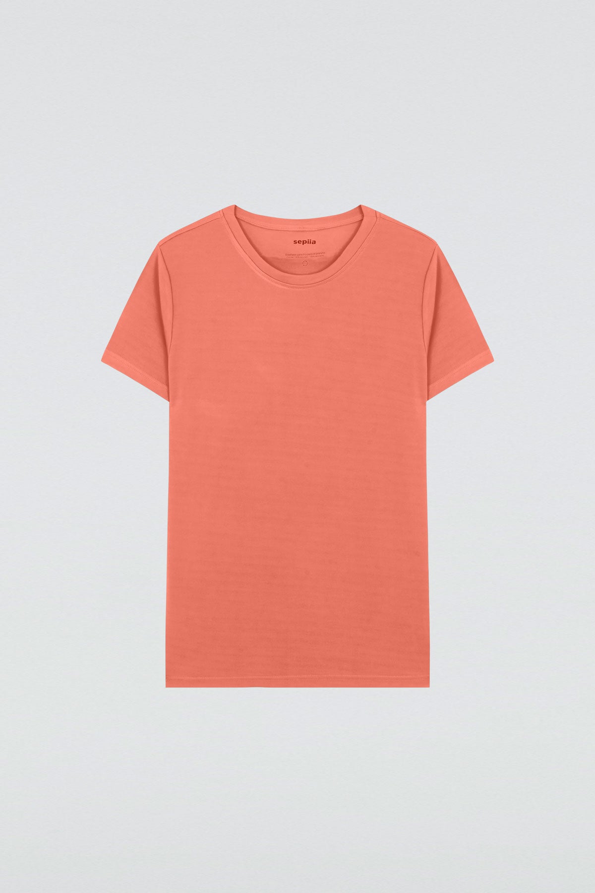 Camiseta básica de mujer coral de manga corta, antiarrugas y antimanchas. Foto prenda en plano