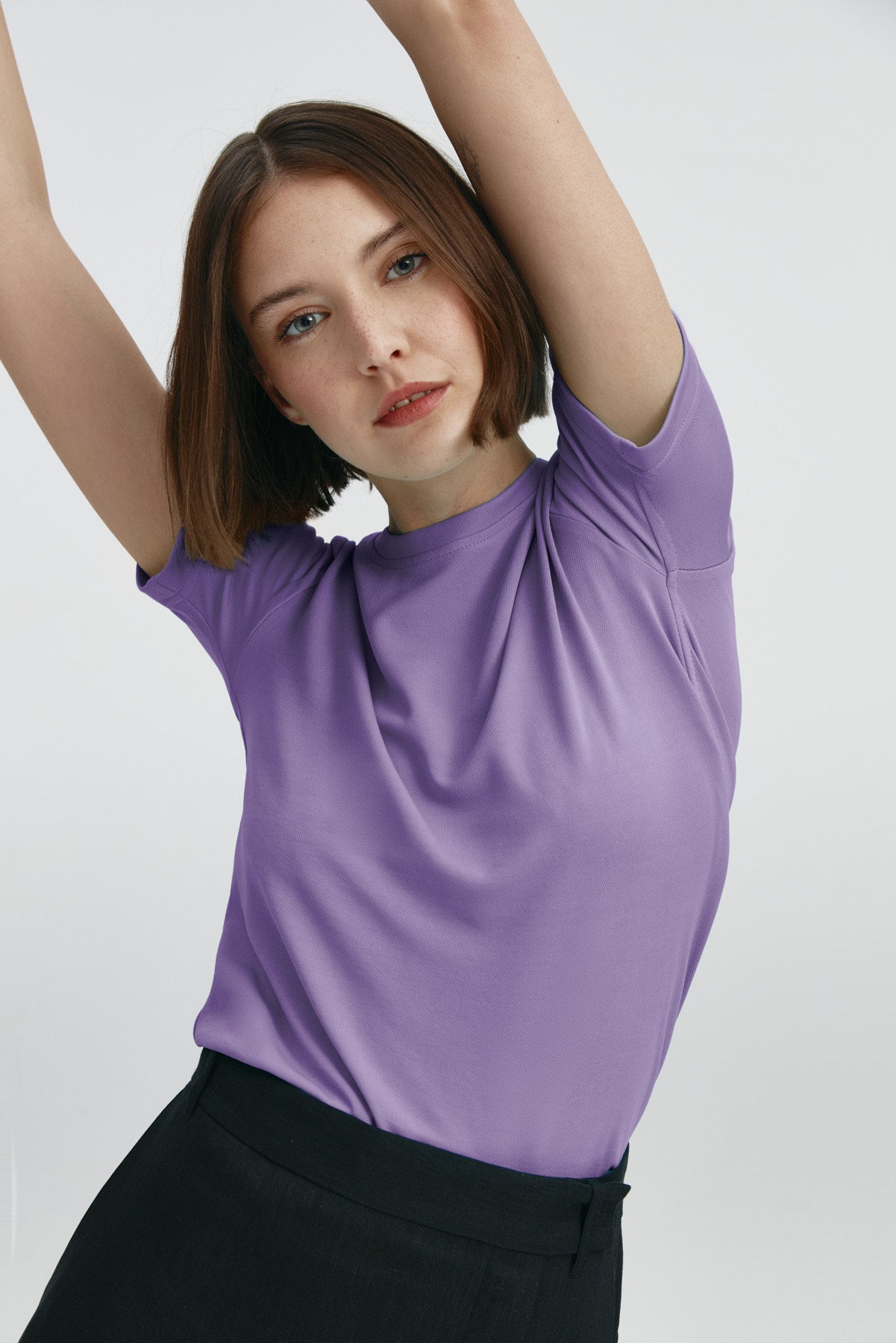 Camiseta básica para mujer sin arrugas ni manchas. Manga corta, antiarrugas y antimanchas. Foto flexibilidad