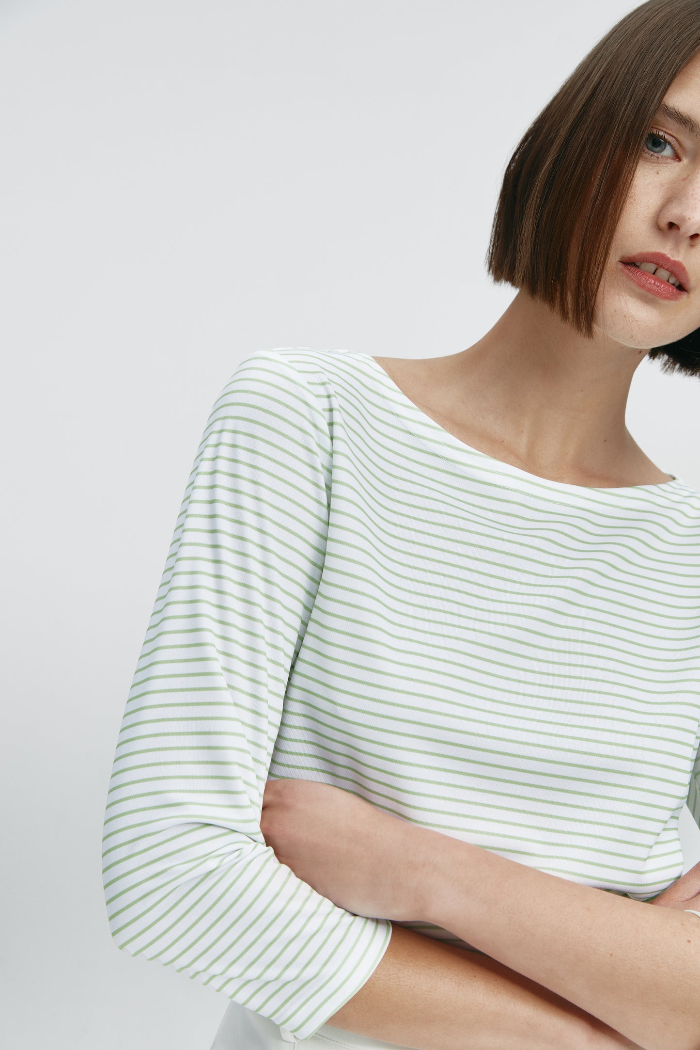 Camiseta para mujer con escote barco rayas verde Prenda básica perfecta para cualquier ocasión.Foto flexibilidad