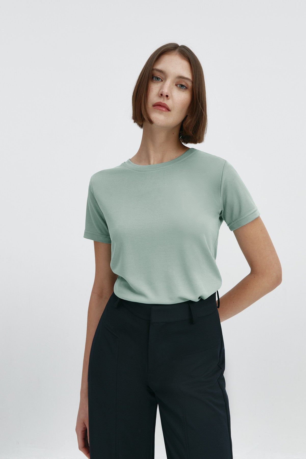 Camiseta básica de mujer verde cuarzo de manga corta y cuello redondo, perfecta para cualquier look. Foto frente