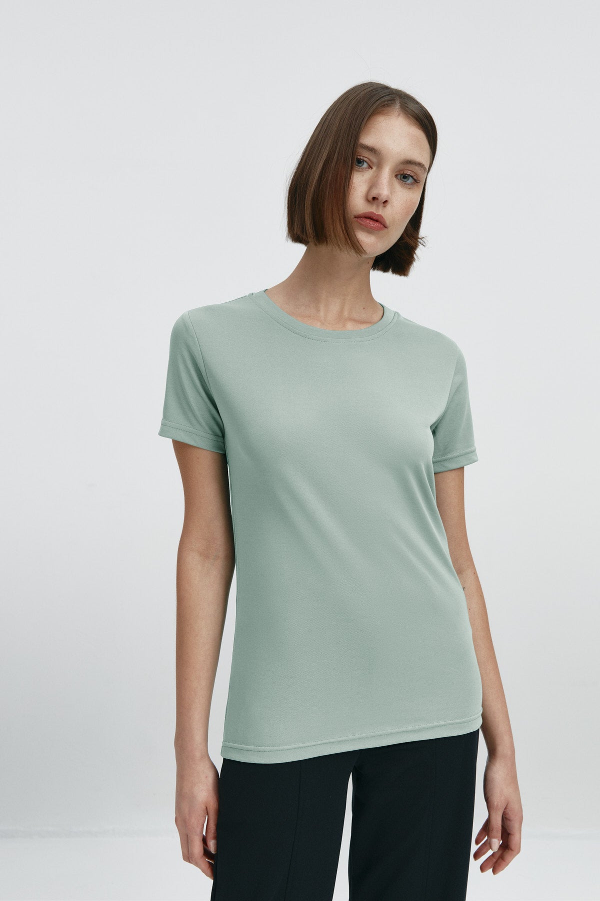 Camiseta básica de mujer verde cuarzo de manga corta y cuello redondo, perfecta para cualquier look. Foto frente