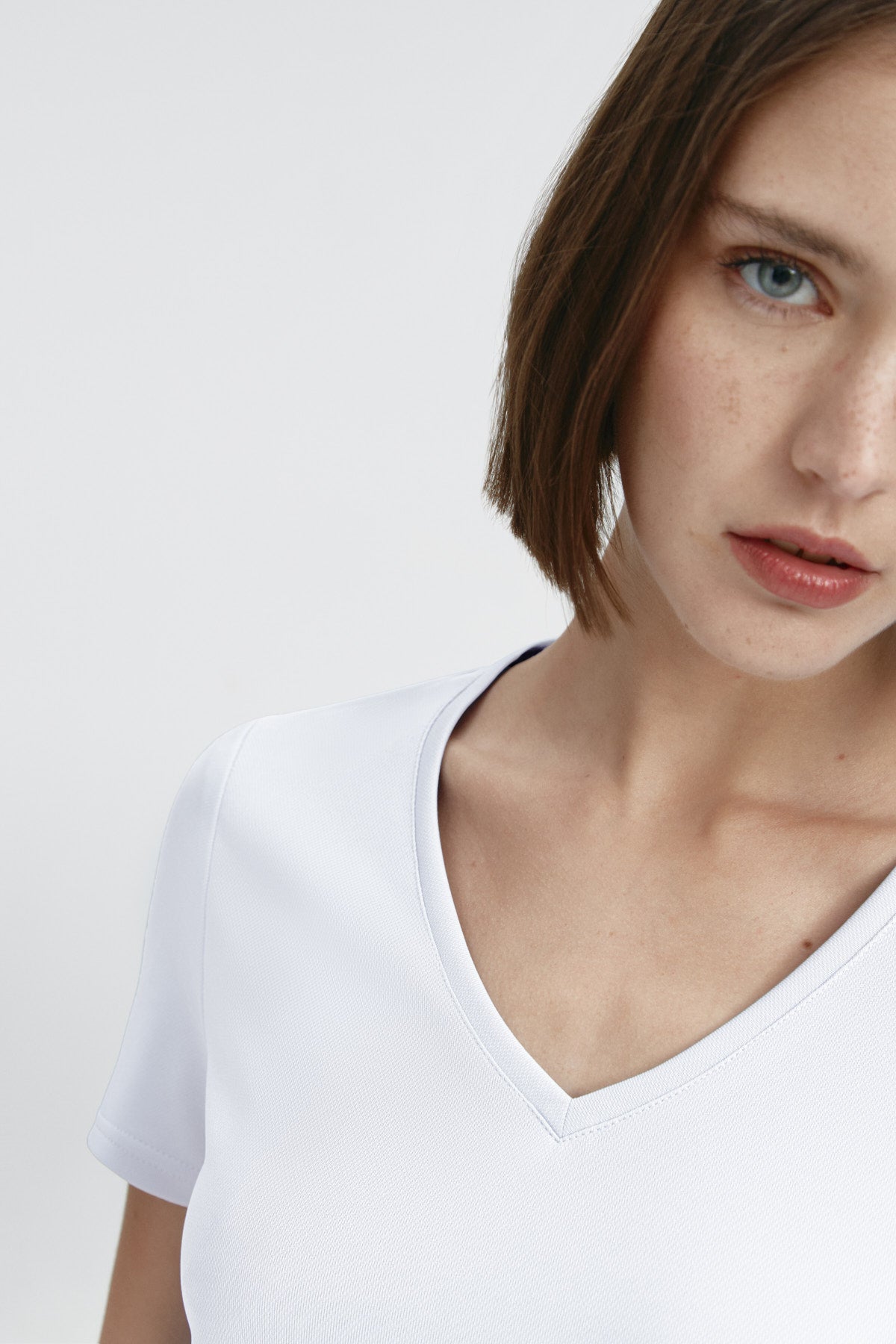 Top para mujer sin mangas con escote pico color blanco, básico. Foto retrato