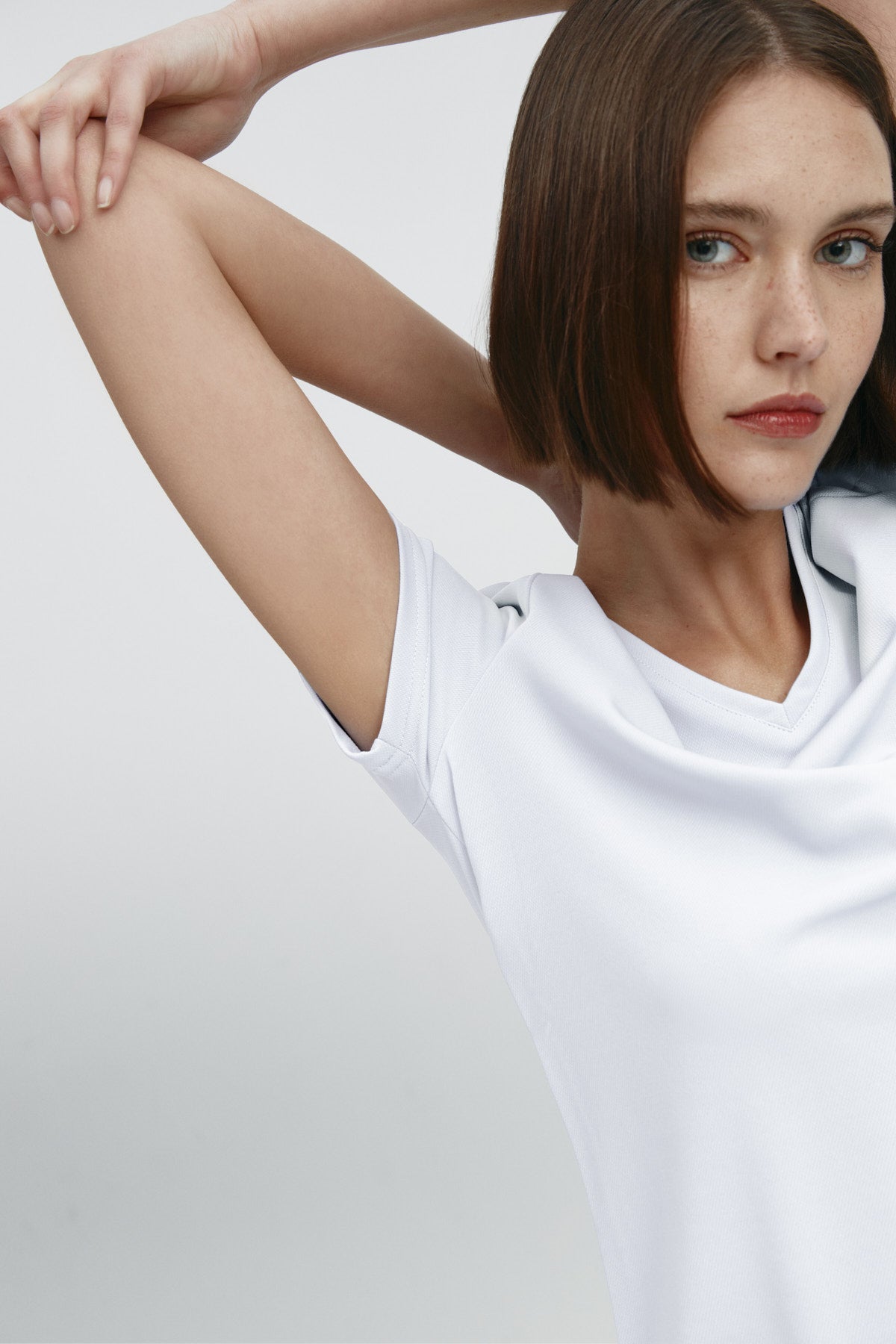 Top para mujer sin mangas con escote pico color blanco, básico .Foto flexibilidad