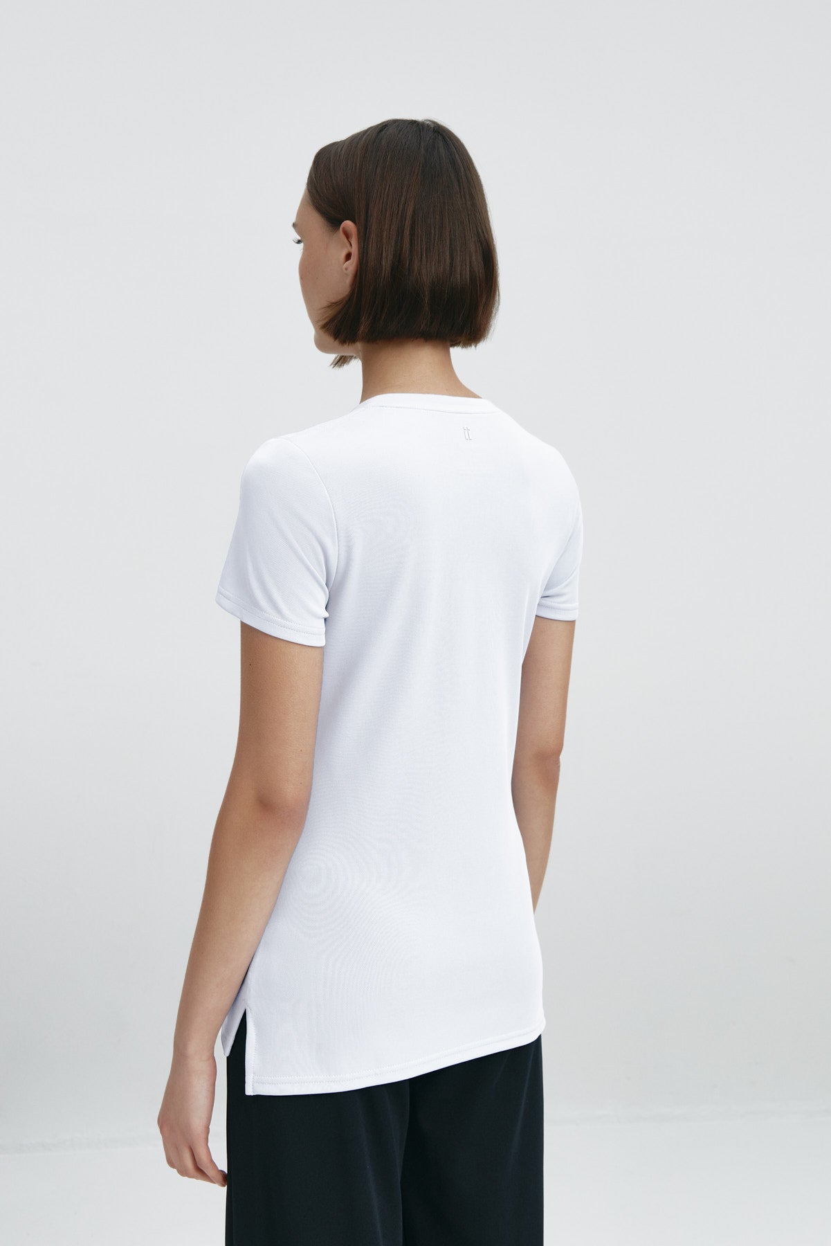 Top para mujer sin mangas con escote pico color blanco, básico. Foto espalda