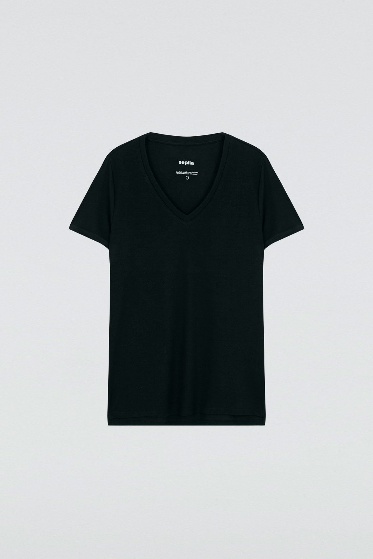 Camiseta para mujer de manga corta con escote pico color negro, básico. Foto plano