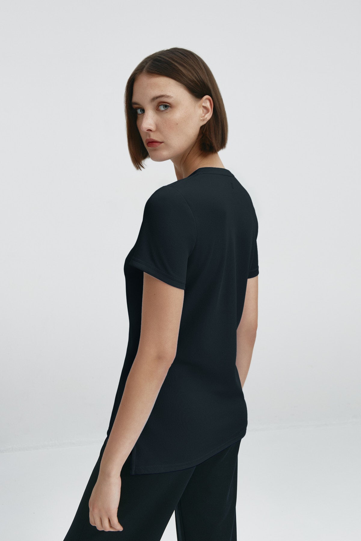 Camiseta para mujer de manga corta con escote pico color negro, básico. Foto espalda