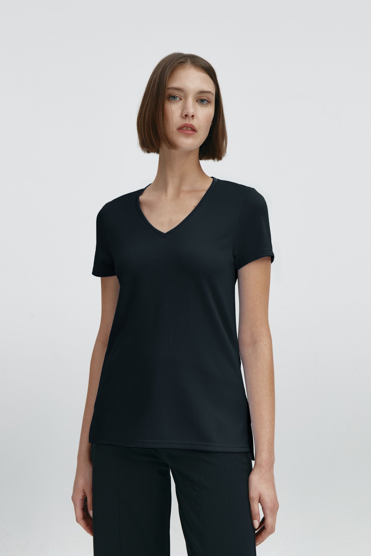Camiseta para mujer de manga corta con escote pico color negro, básico. Foto frente