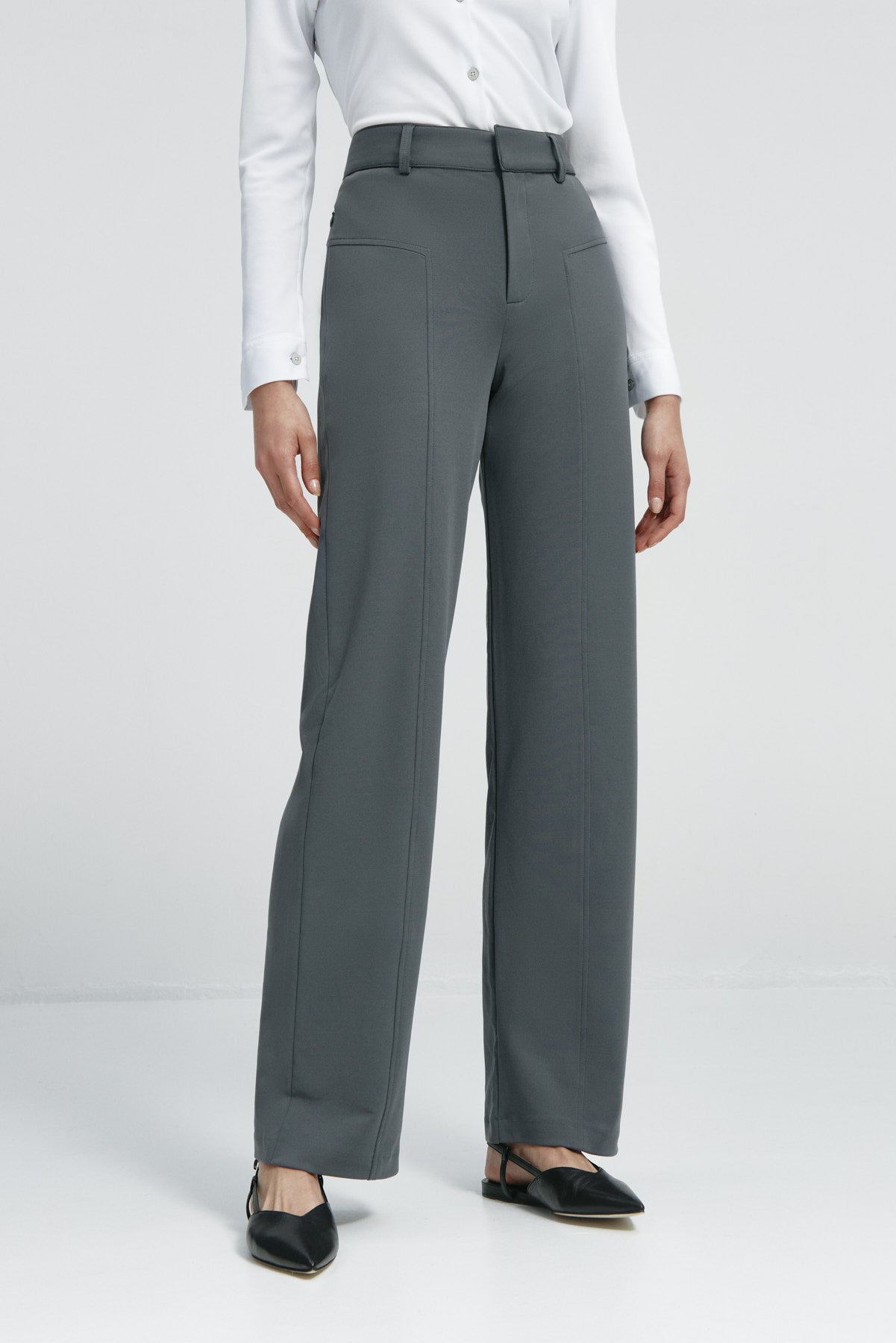 Pantalón de mujer gris de Sepiia, cómodo y resistente, ideal para cualquier ocasión. Foto frente
