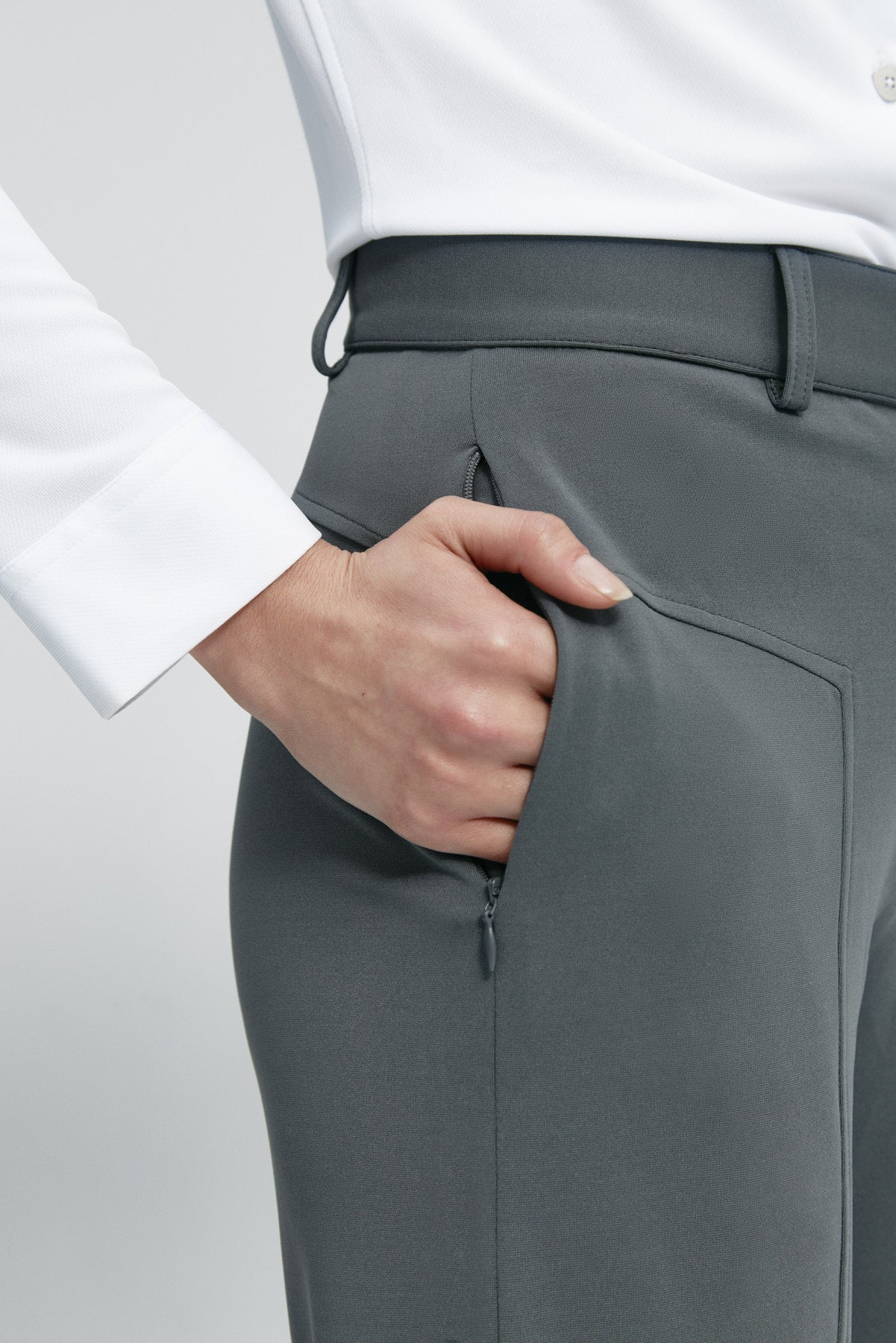 Pantalón de mujer gris de Sepiia, cómodo y resistente, ideal para cualquier ocasión. Foto retrato