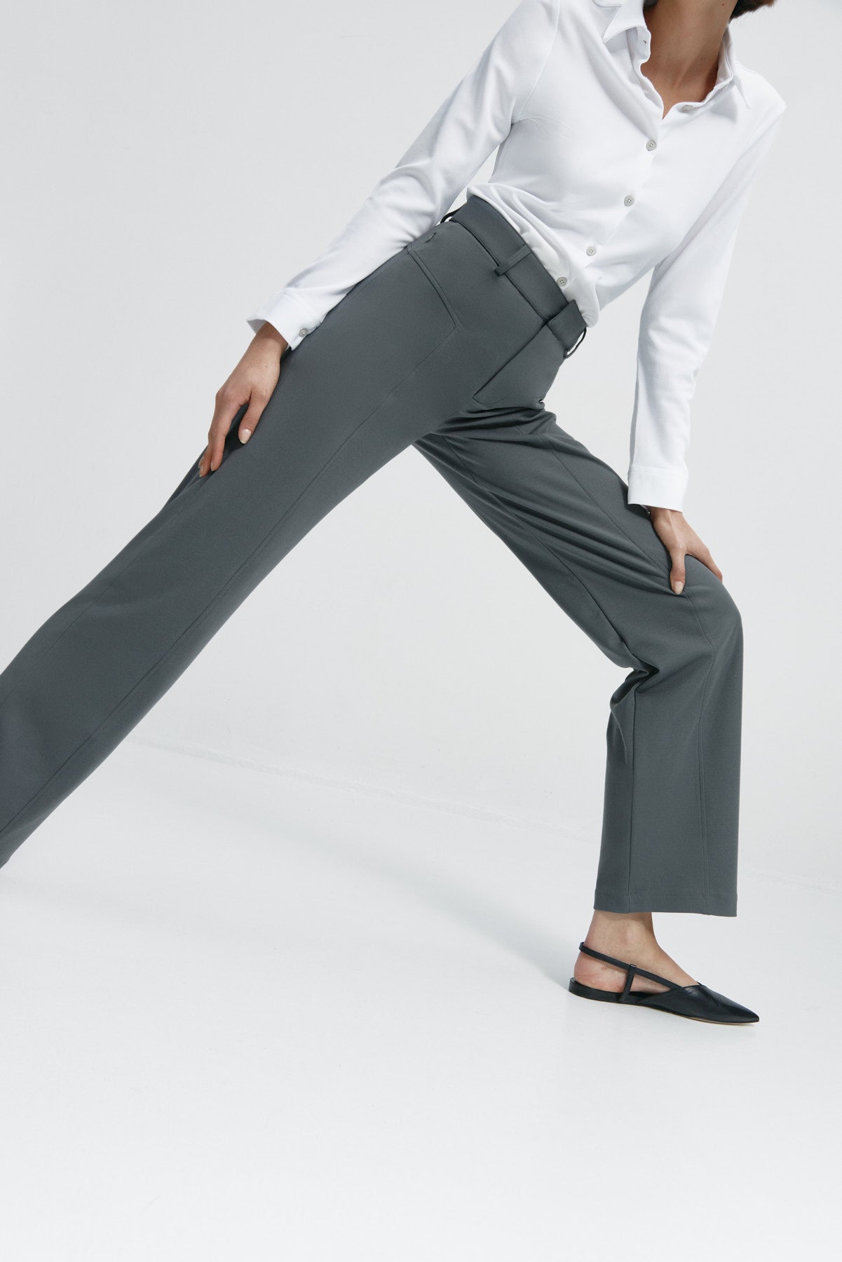 Pantalón de mujer gris de Sepiia, cómodo y resistente, ideal para cualquier ocasión. Foto flexibilidad