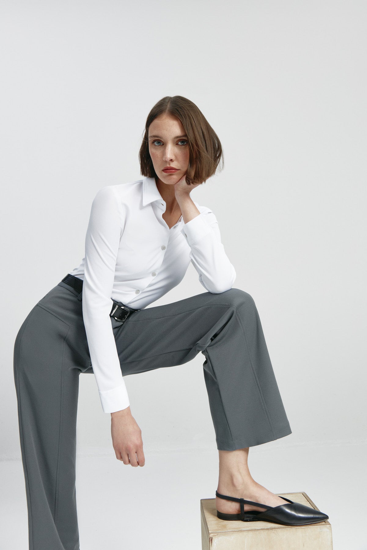 Pantalón de mujer gris de Sepiia, cómodo y resistente, ideal para cualquier ocasión. Foto cuerpo entero