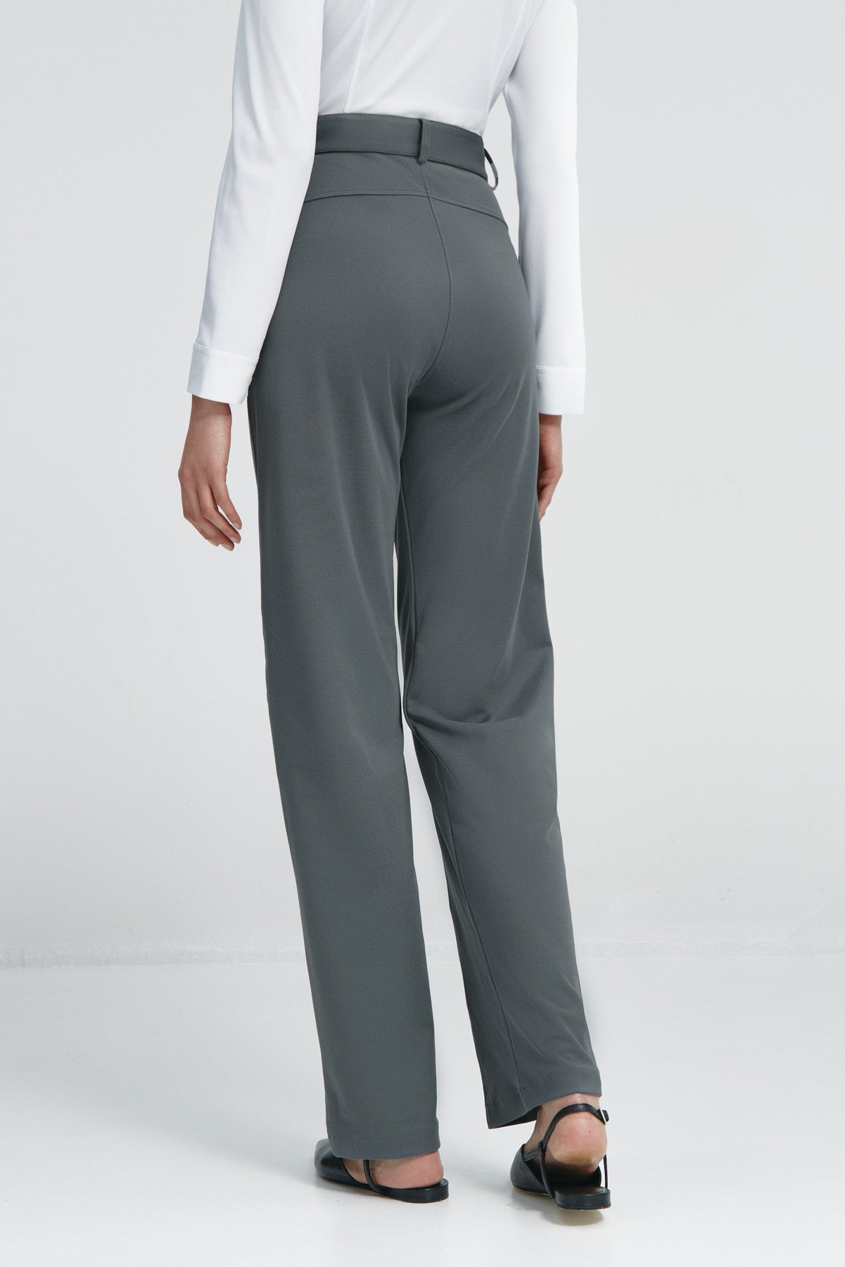 Pantalón de mujer gris de Sepiia, cómodo y resistente, ideal para cualquier ocasión. Foto espalda