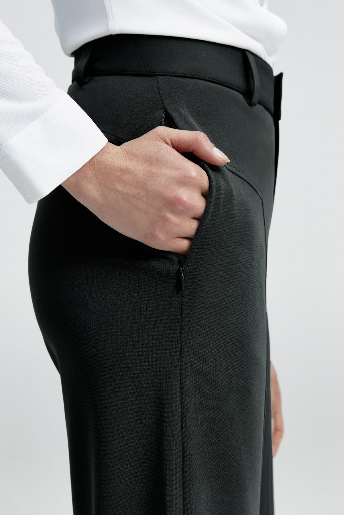 Pantalón de mujer negro de Sepiia, versátil y elegante, resistente a manchas y olores. Foto retrato