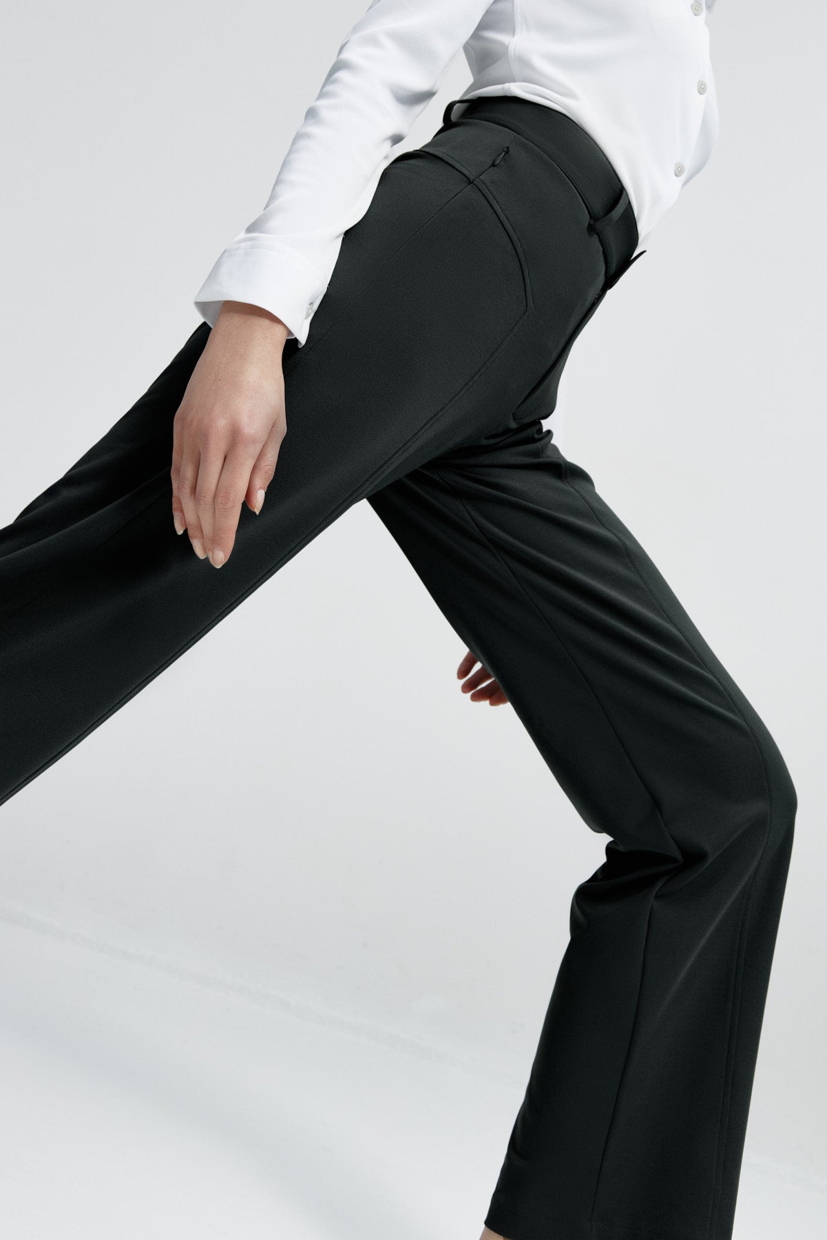 Pantalón de mujer negro de Sepiia, versátil y elegante, resistente a manchas y olores. Foto fexibilidad