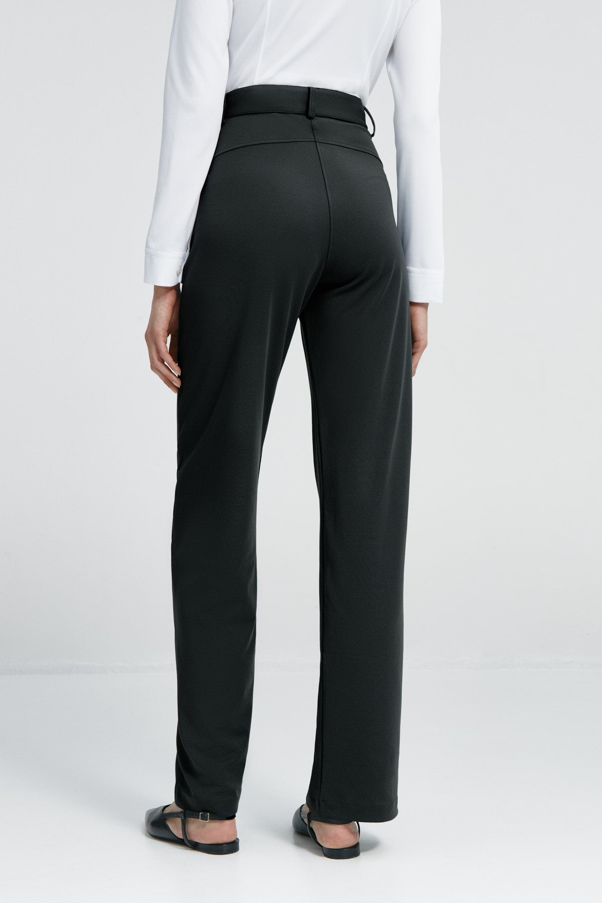 Pantalón de mujer negro de Sepiia, versátil y elegante, resistente a manchas y olores. Foto espalda
