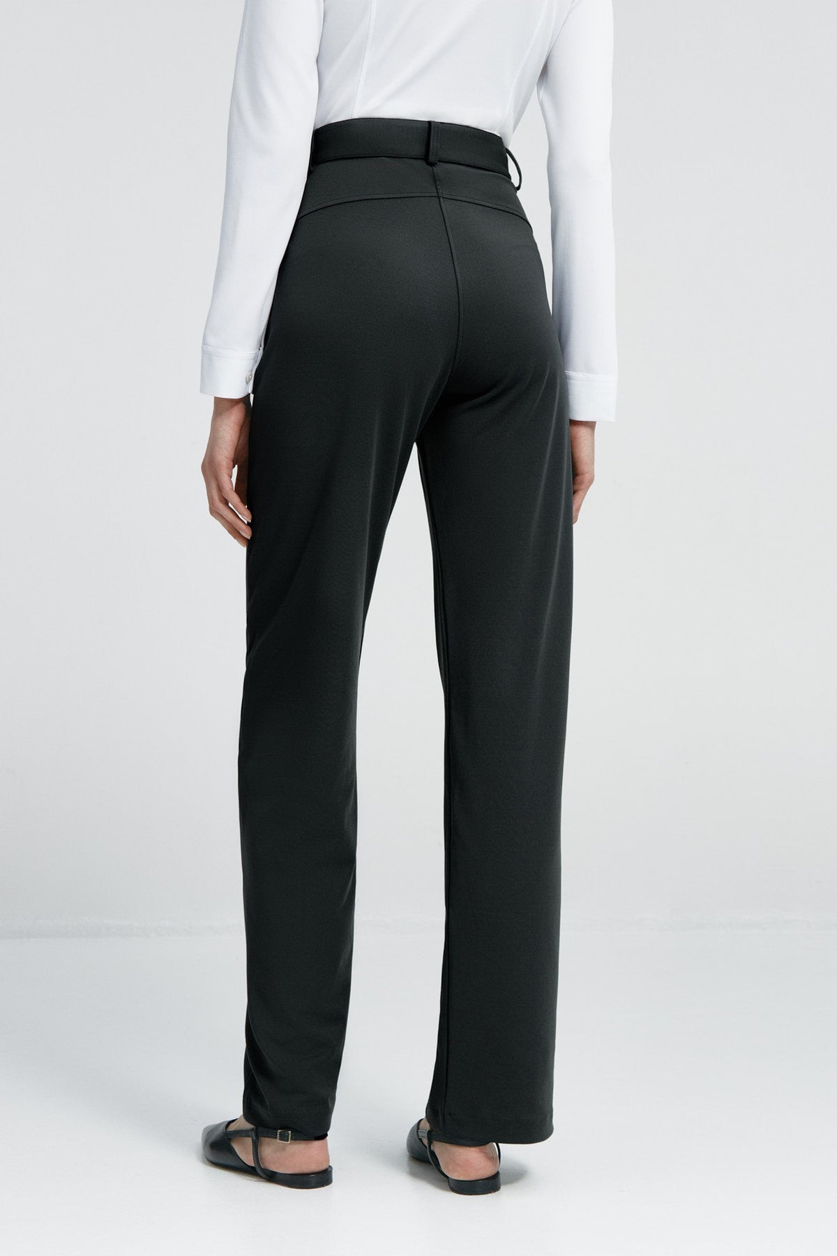 pantalon negro mujer espaldas 