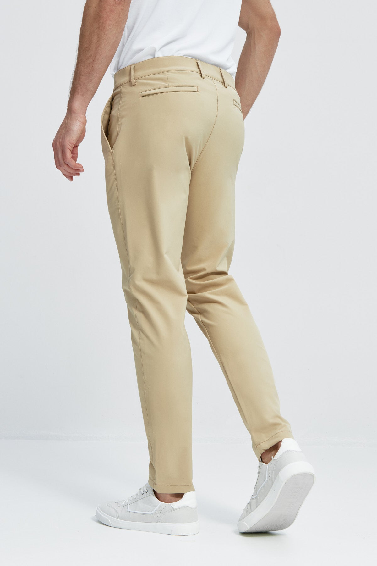 Pantalón para hombre beige: Pantalón chino slim beige para hombre con tecnología termorreguladora Coolmax. Foto de espalda.