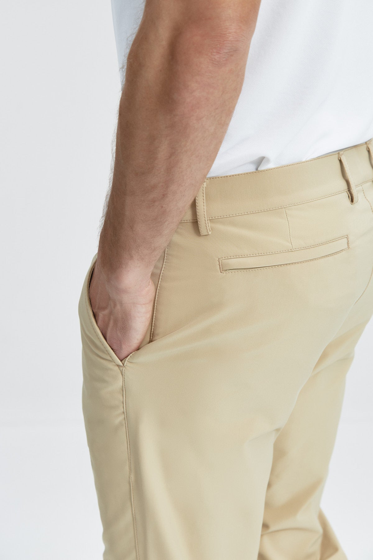 Pantalón para hombre beige: Pantalón chino slim beige para hombre con tecnología termorreguladora Coolmax. Foto detalle.