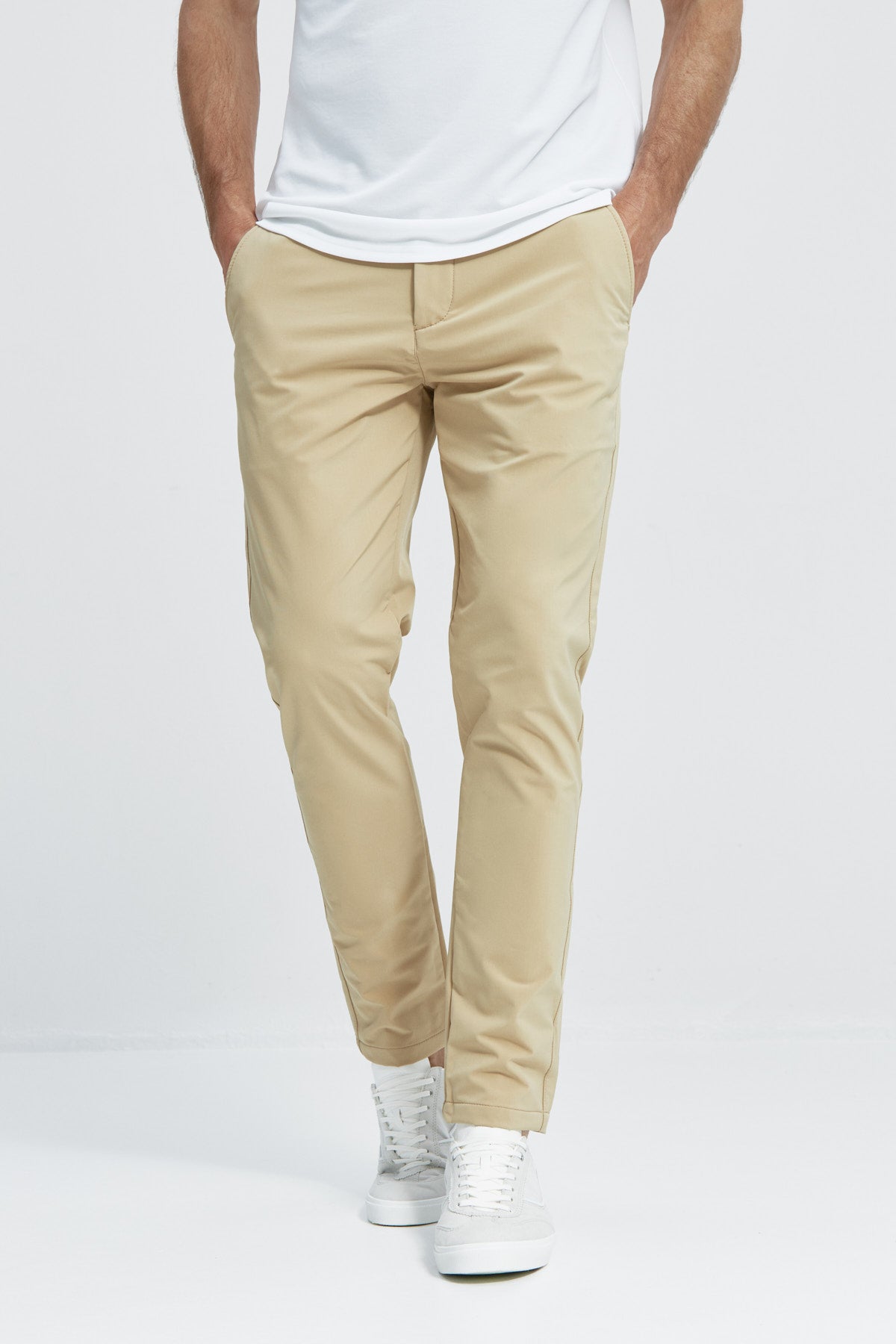 Pantalón para hombre beige: Pantalón chino slim beige para hombre con tecnología termorreguladora Coolmax. Foto de frente.