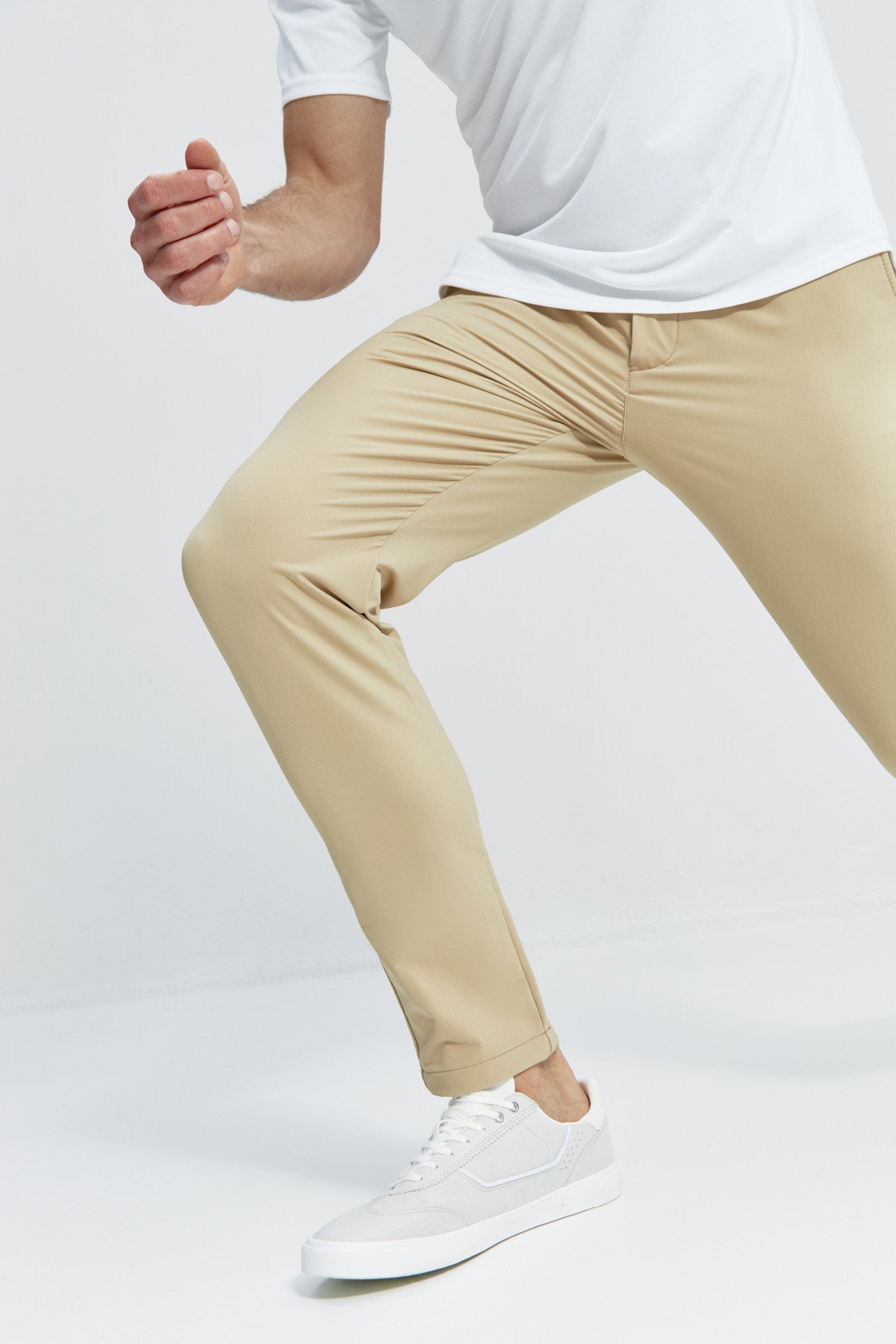 Pantalón para hombre beige: Pantalón chino slim beige para hombre con tecnología termorreguladora Coolmax. Foto flexibilidad.