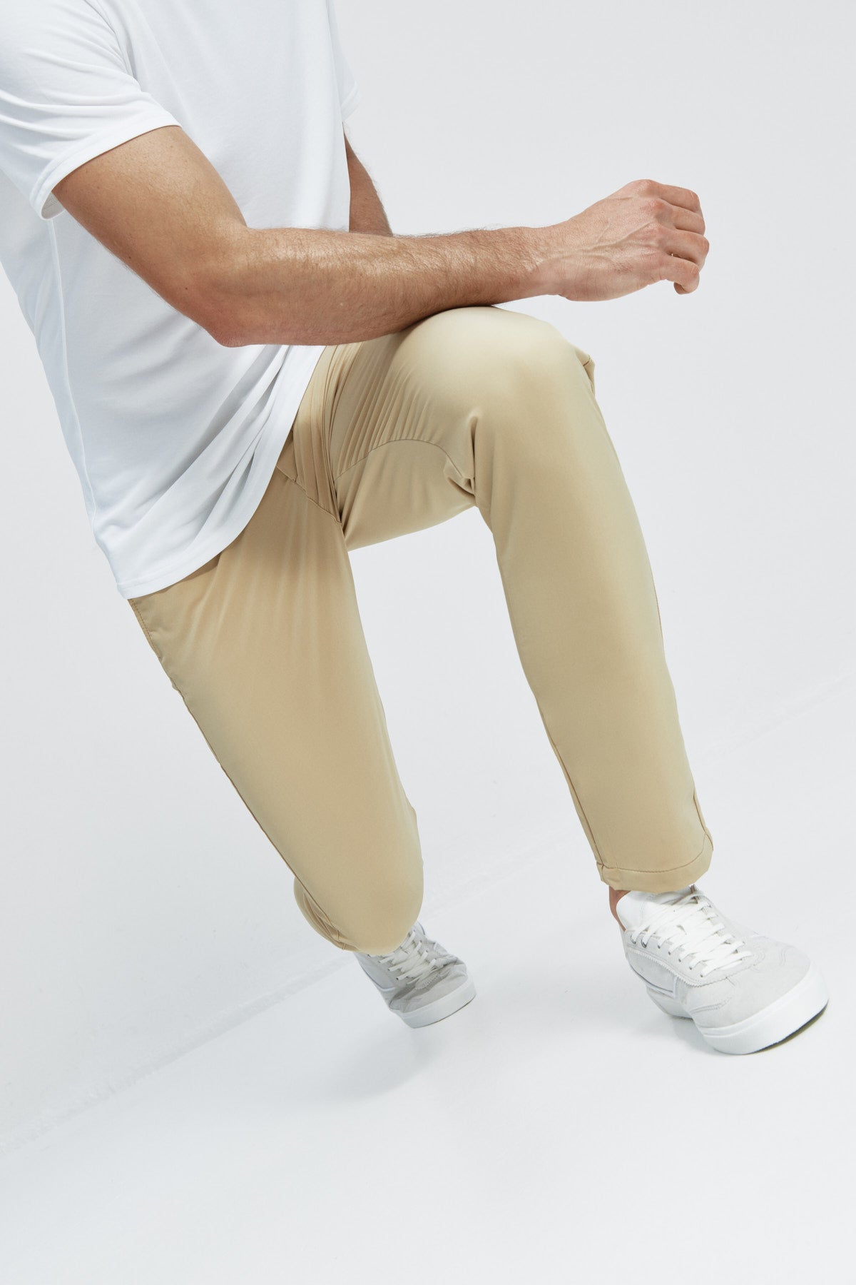Pantalón para hombre beige: Pantalón chino slim beige para hombre con tecnología termorreguladora Coolmax. Foto flexibilidad.